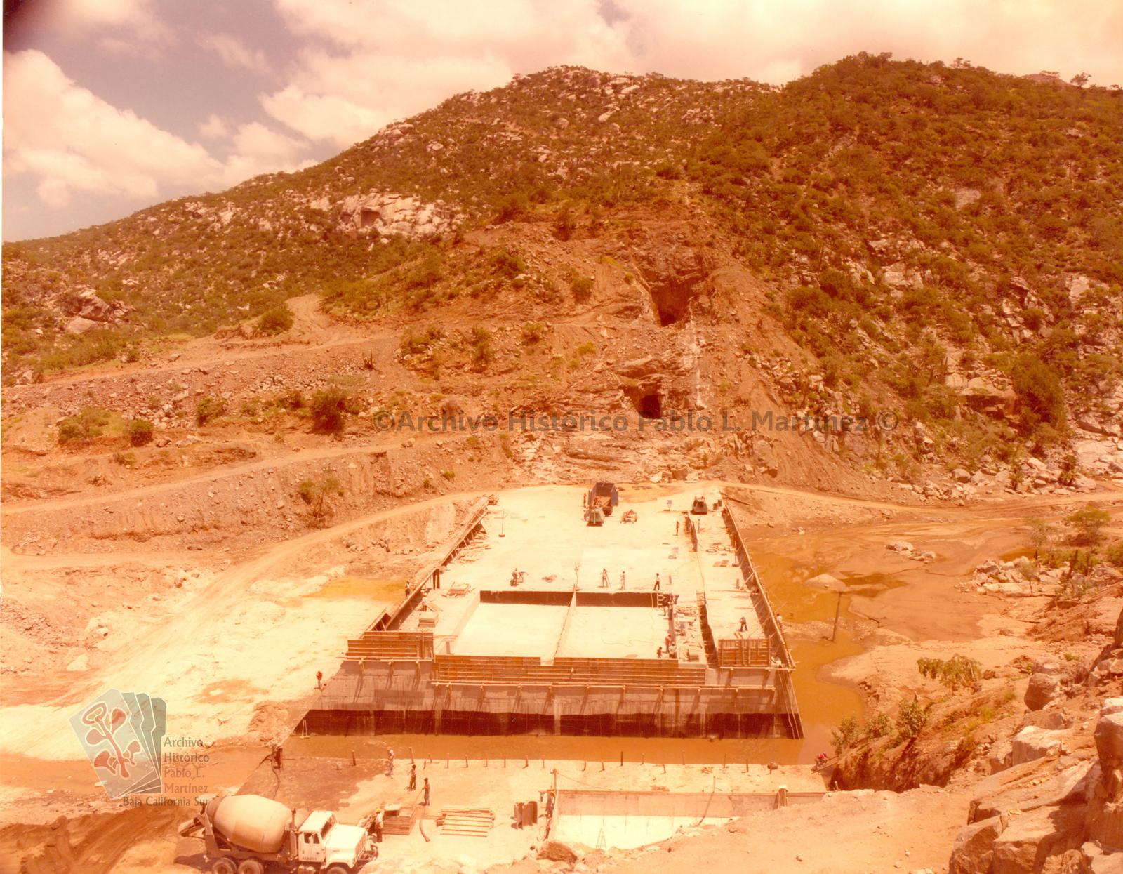 Trabajos de construcción de la presa Santa Inés en La Paz, Baja California Sur.
