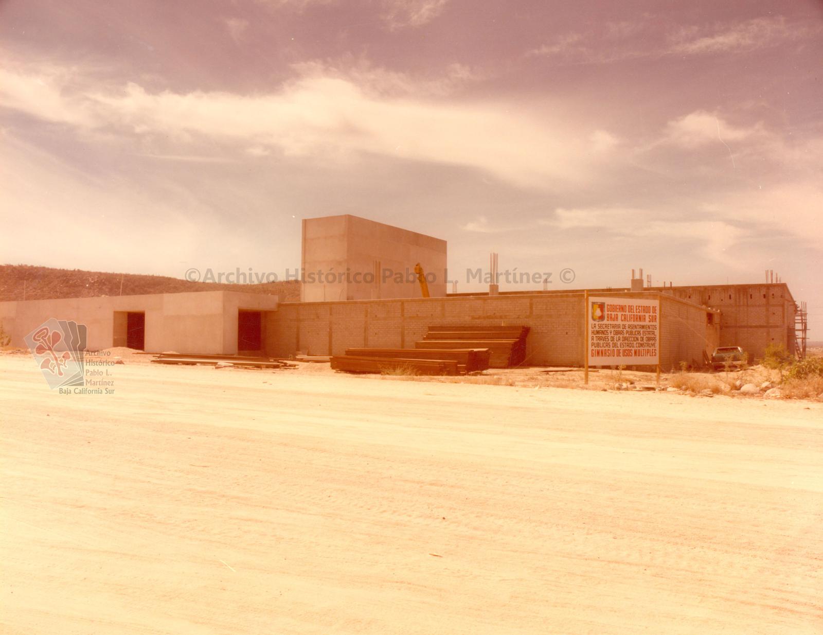 Trabajos de construcción del Gimnasio de Usos Múltiples en La Paz, Baja California Sur.