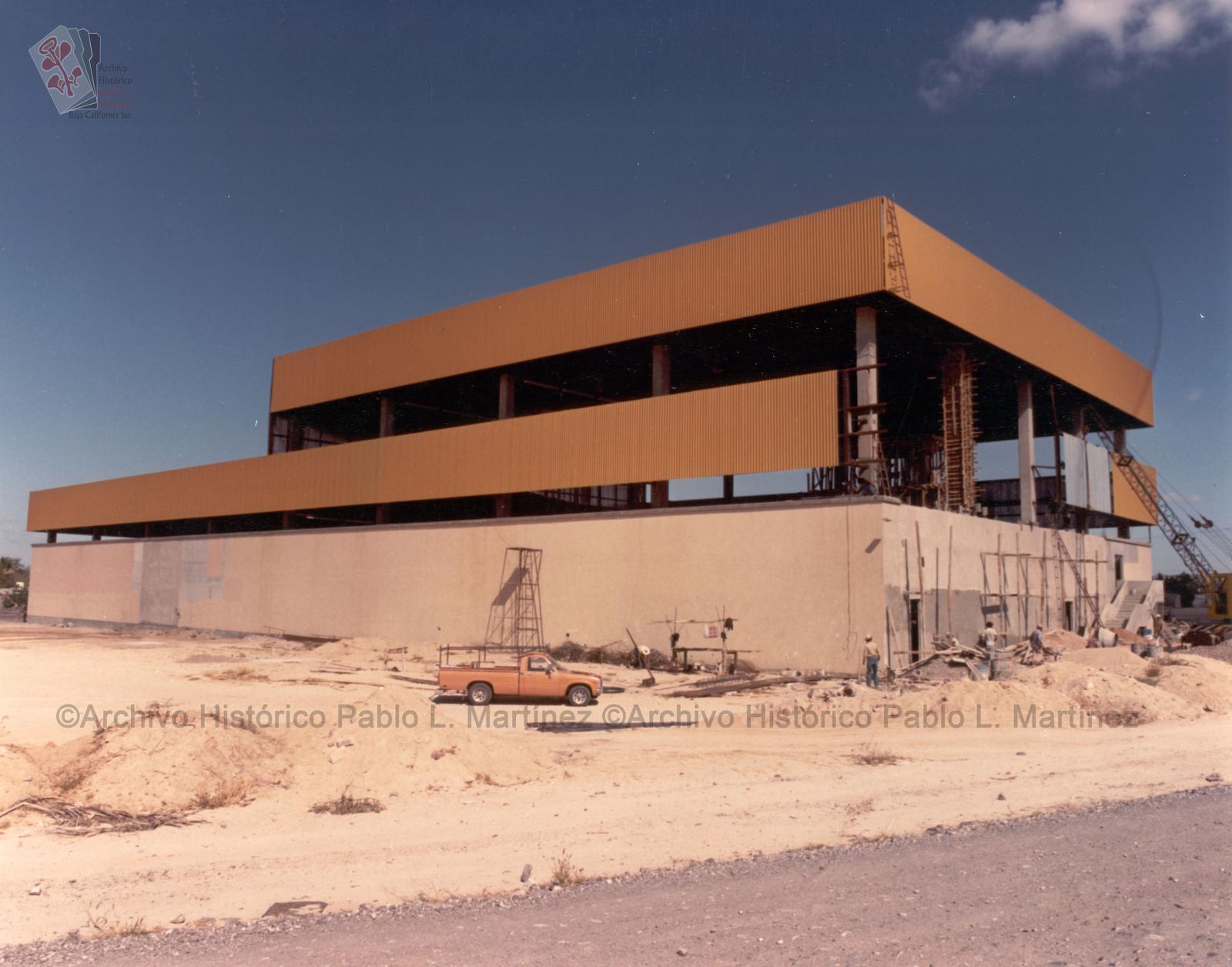 Trabajos de construcción del Gimnasio de Usos Múltiples Profesor Emilio Mendoza Möuett en La Paz, Baja California Sur.