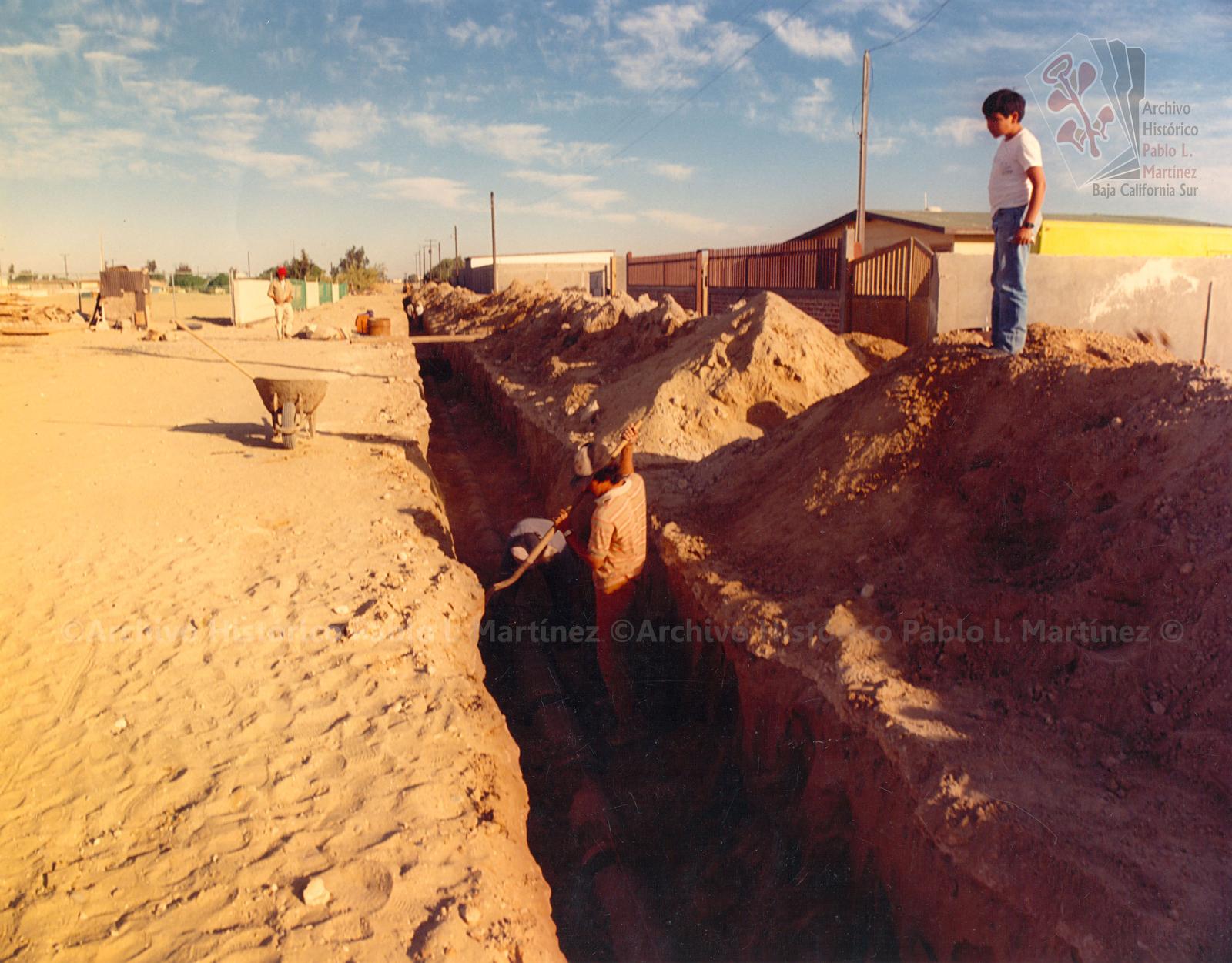 Trabajos de introducción de tuberías en calle de zona urbana.