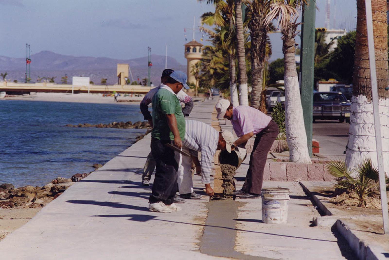 Trabajos de mantenimiento a banqueta del malecón de La Paz.