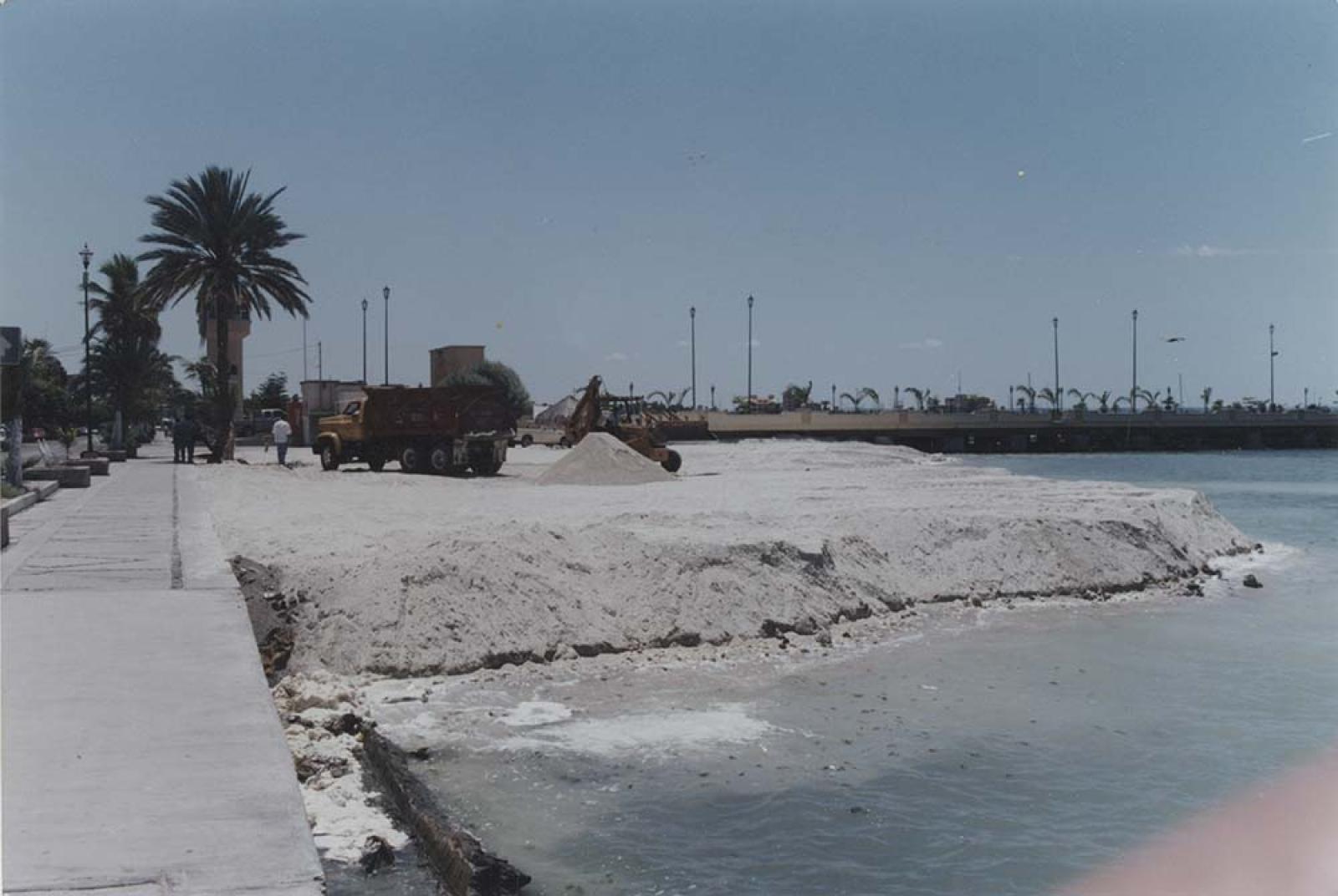 Trabajos de remodelación del malecón de La Paz.