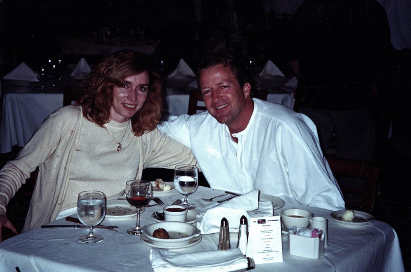 “Tracy y Marcos Erenberg en inauguración del Ruth Chris Steak House, en plaza Puerto Paraíso”.