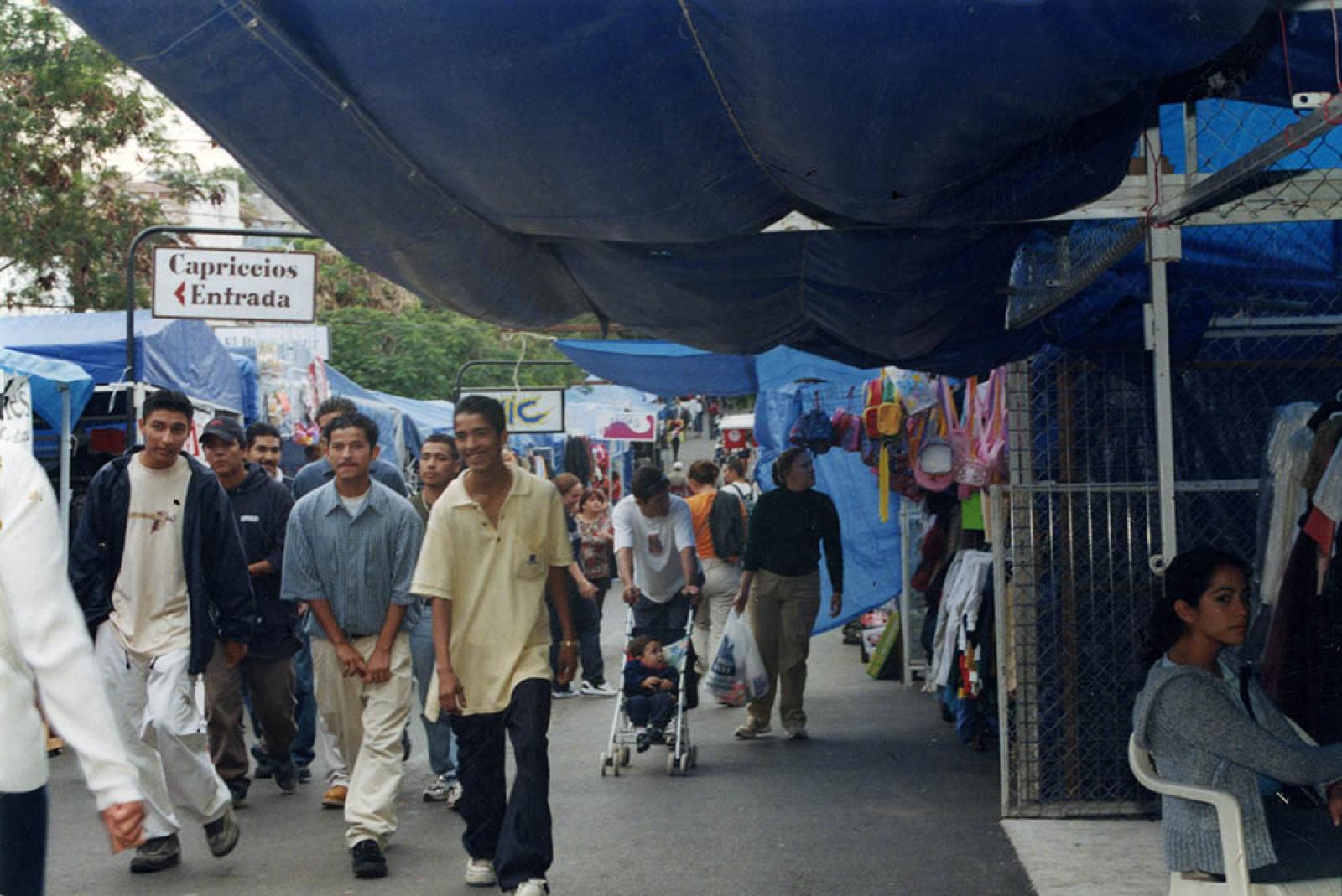 Tradicional tianguis de fin de año en el centro de La Paz.