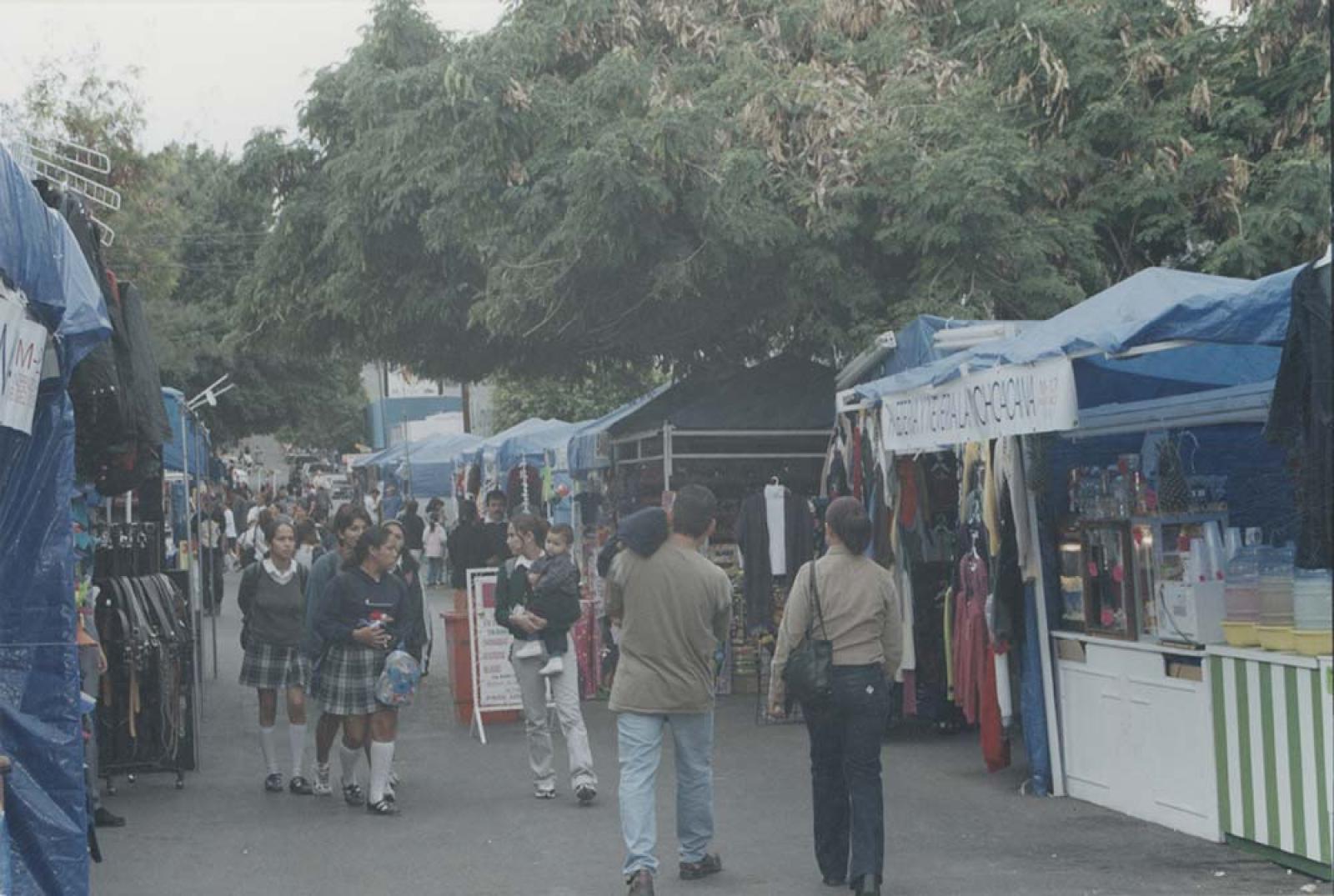 Tradicional tianguis decembrino, sobre la calle Francisco I. Madero.