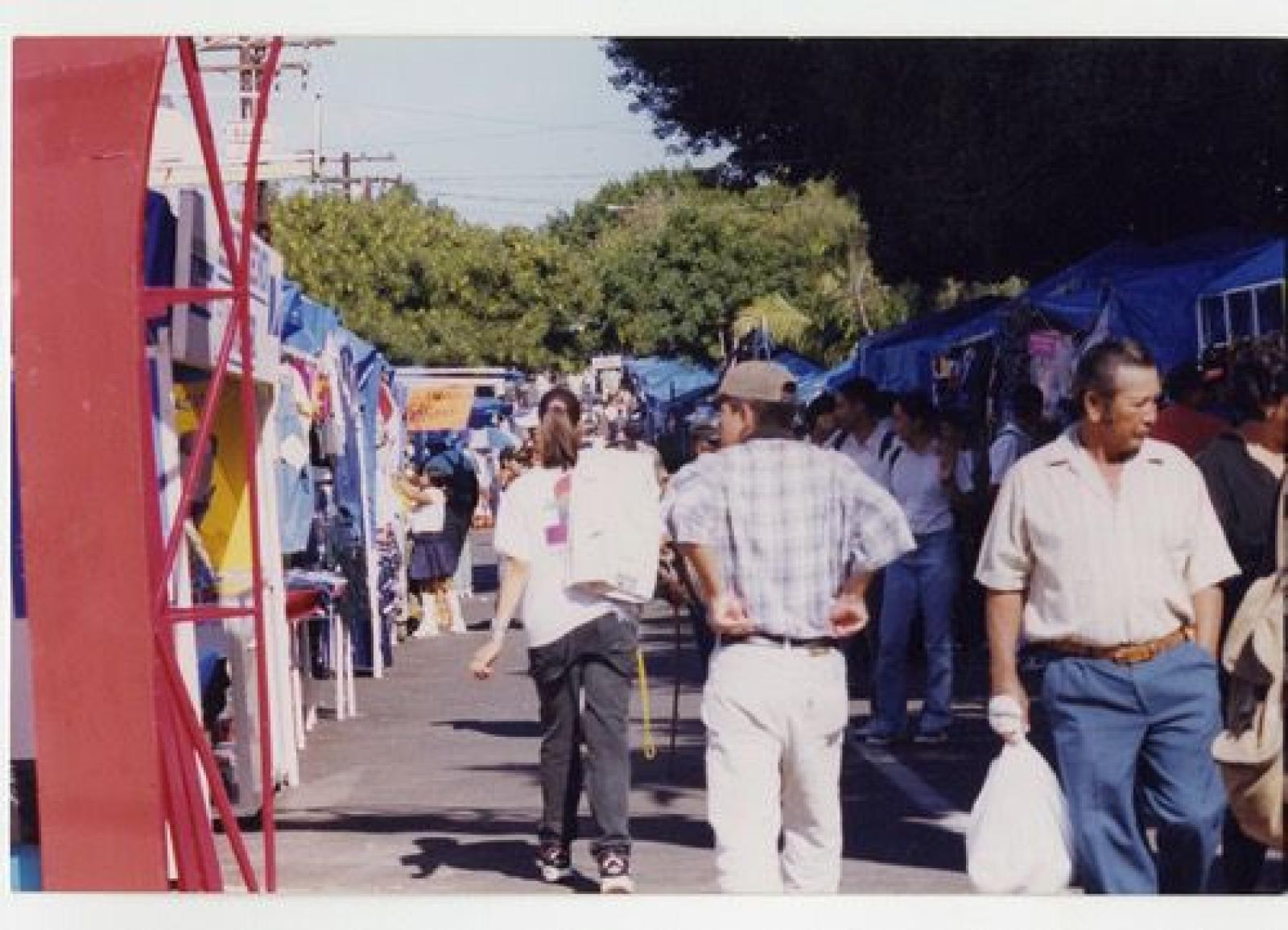 Tradicional tianguis navideño instalado en la calle Madero de la ciudad de La Paz, Baja California Sur.