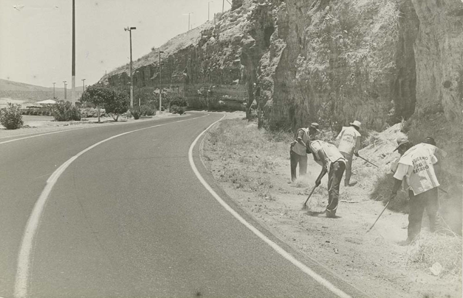 Tramo de carretera escénica, en labores de limpieza.