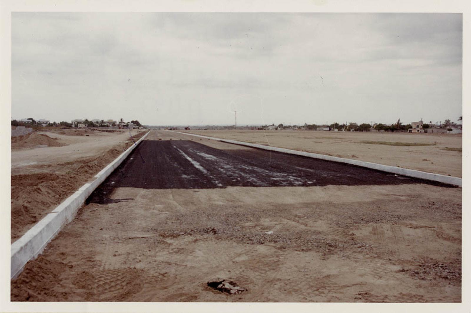 Tramo de ex pista aérea, sin pavimentar.