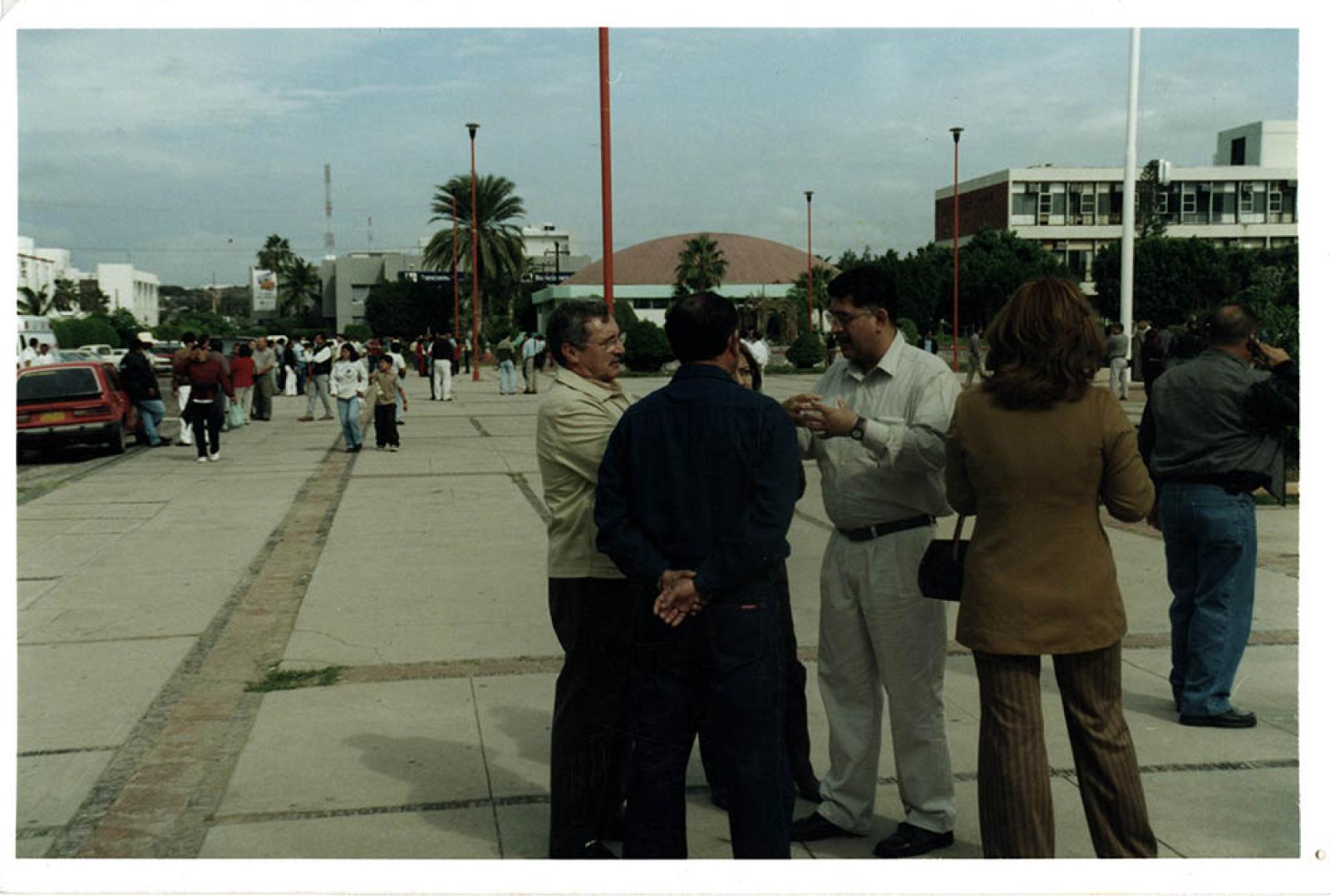 Tramo de explanada de gobierno, sobre avenida Isabel La Católica, La Paz.