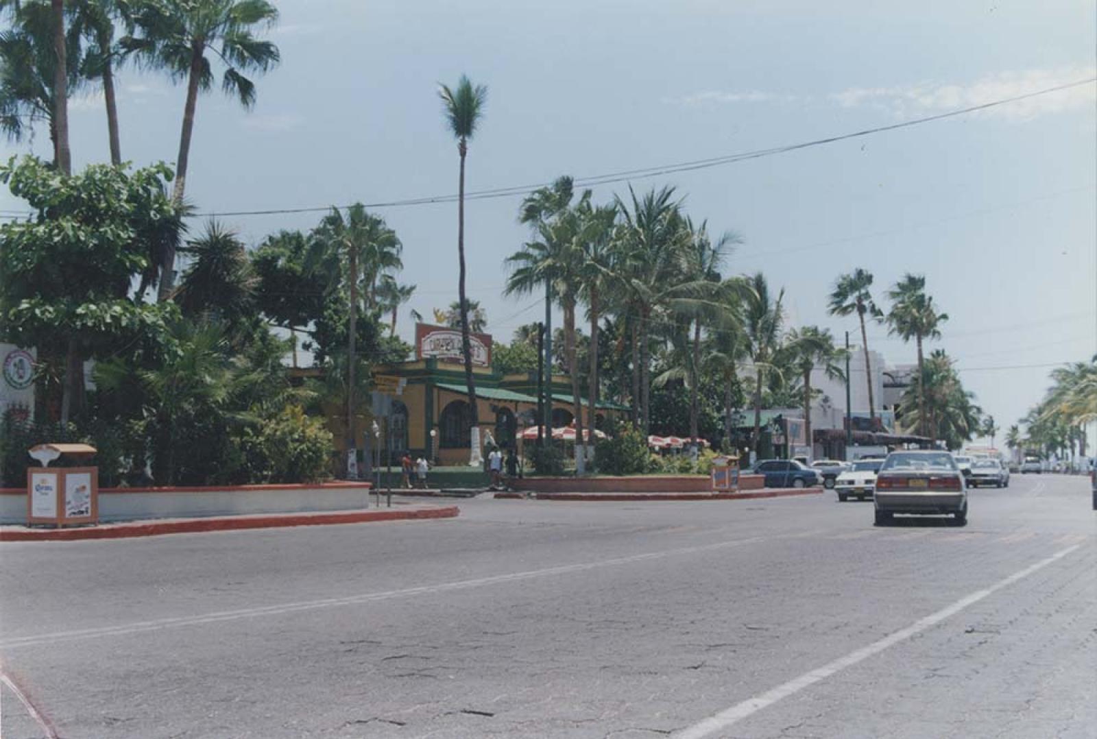 Tramo de la avenida Álvaro Obregón, a la altura de paletería La Michoacana y el restaurante Carlos´n Charlie´s.