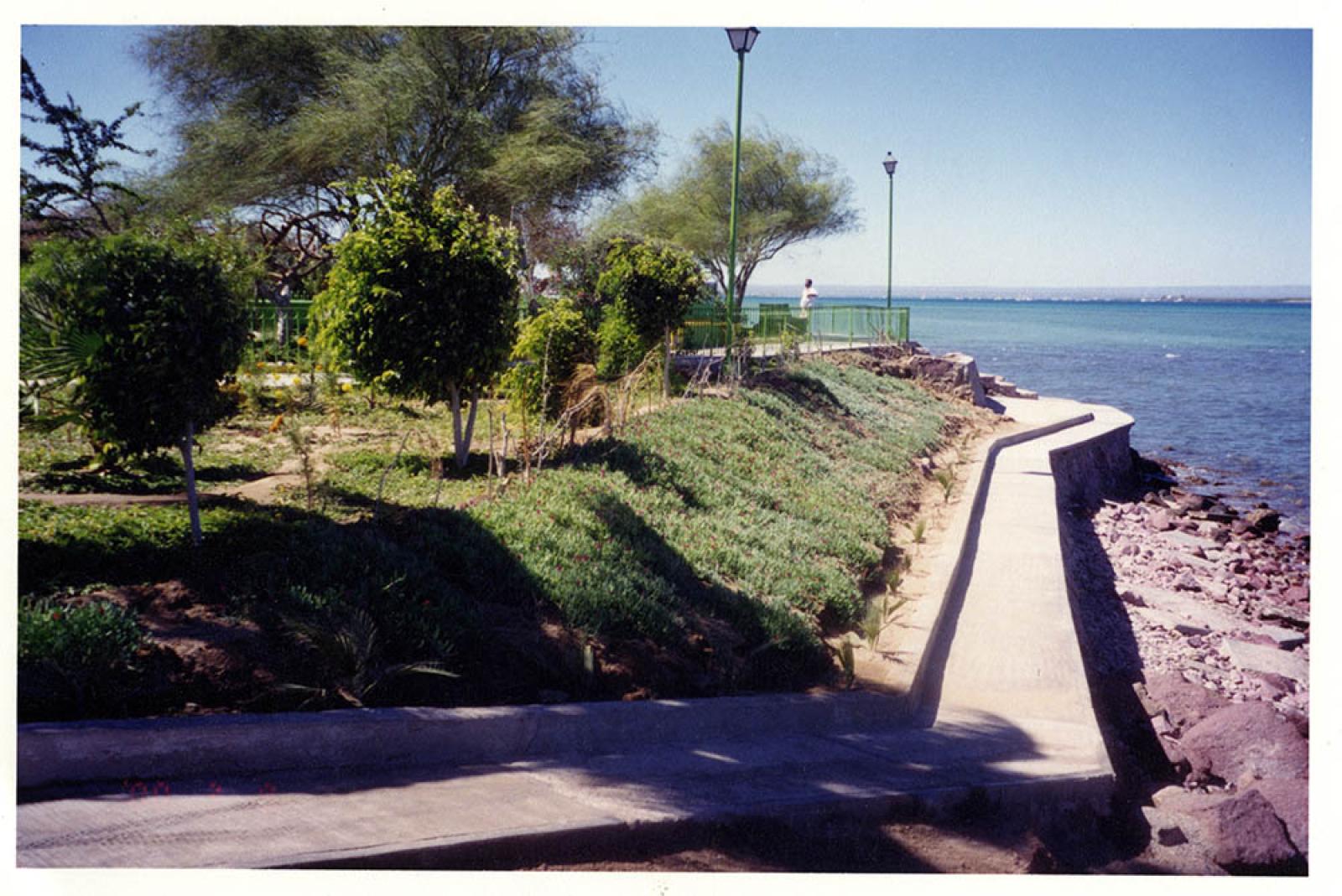 Tramo del parque El Molinito frente al mar.
