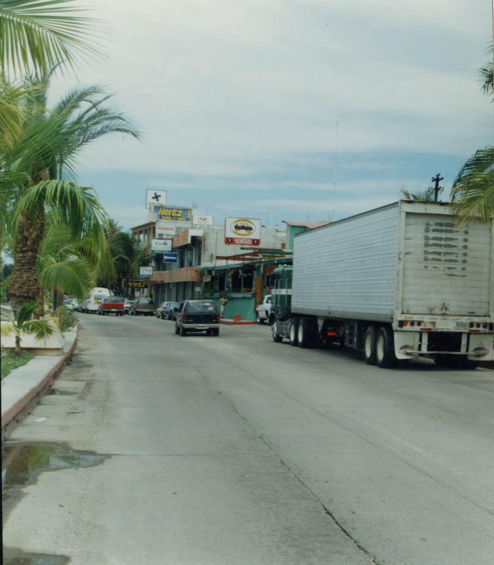 Transporte de carga en el malecón de La Paz.
