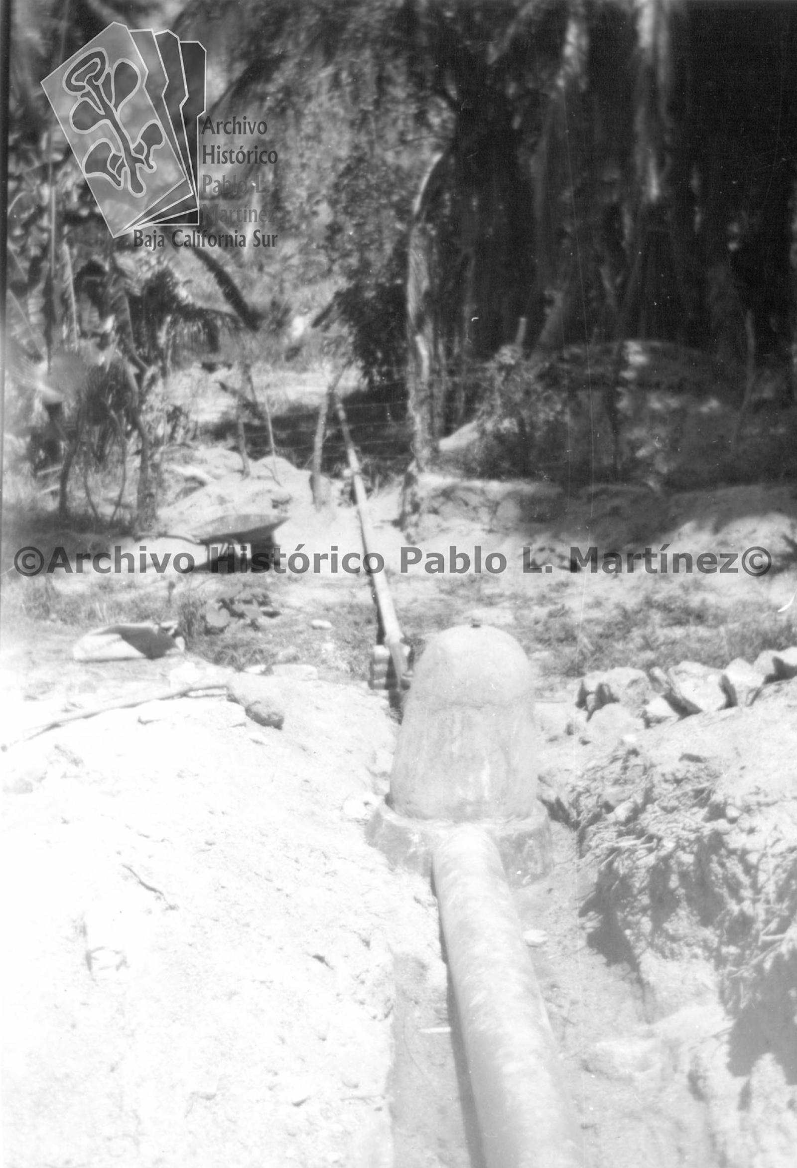 Tubería de conducción del agua por gravedad, de la presa a la planta de bombeo, para la instalación de agua potable en San Bartolo