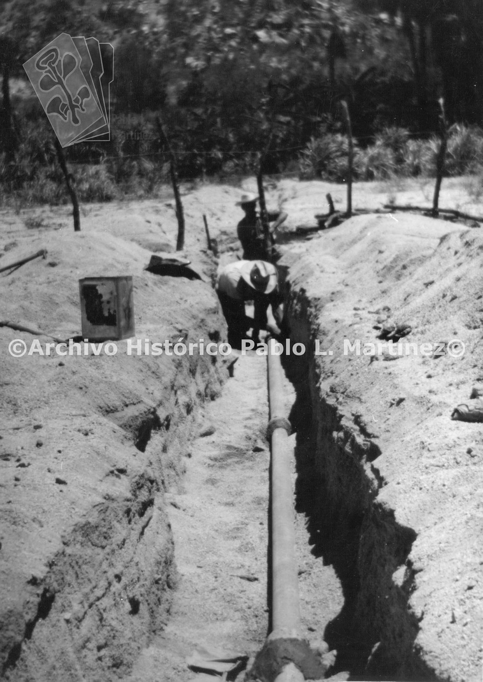 Tubería metálica de 3 pulgadas de diámetro, asegurada sobre dos grandes piedras en la margen derecha del arroyo de San Bartolo para la instalación de agua potable en San Bartolo, Baja California.