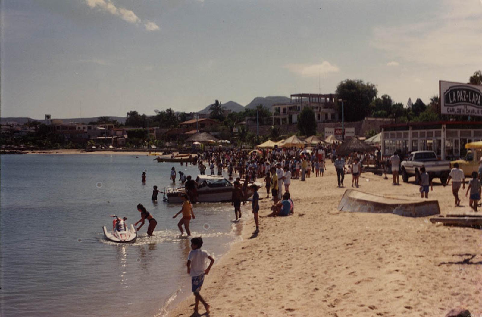 Turistas en playa del malecón de La Paz.