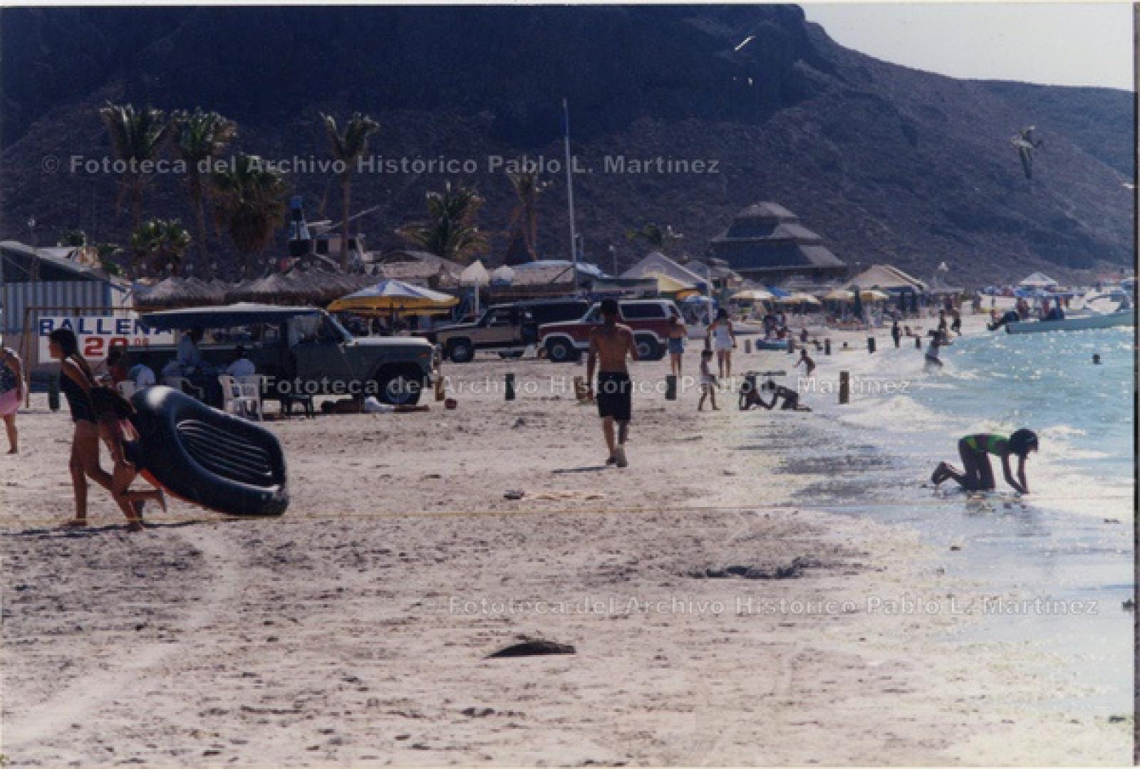 Turistas en playa.