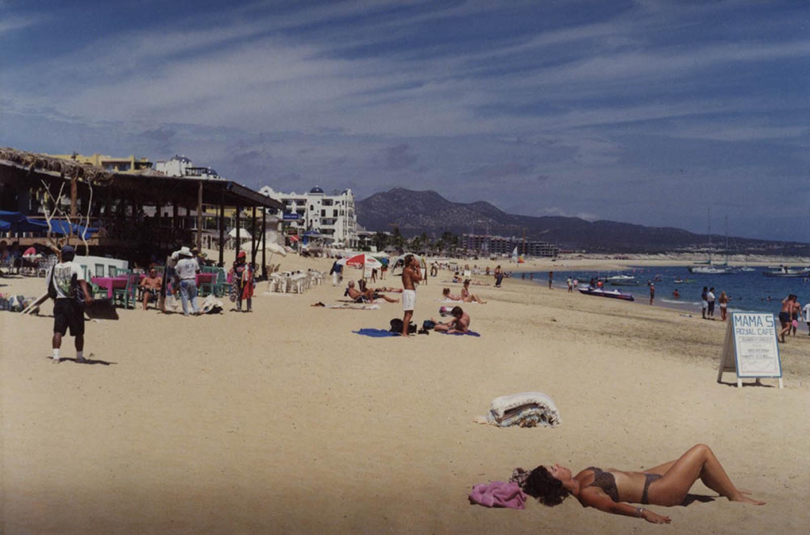 Turistas y vendedores ambulantes en las playas de Los Cabos.