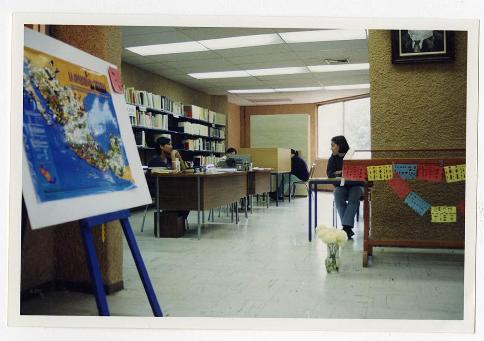 Usuarios y personal del Archivo en las antiguas instalaciones.