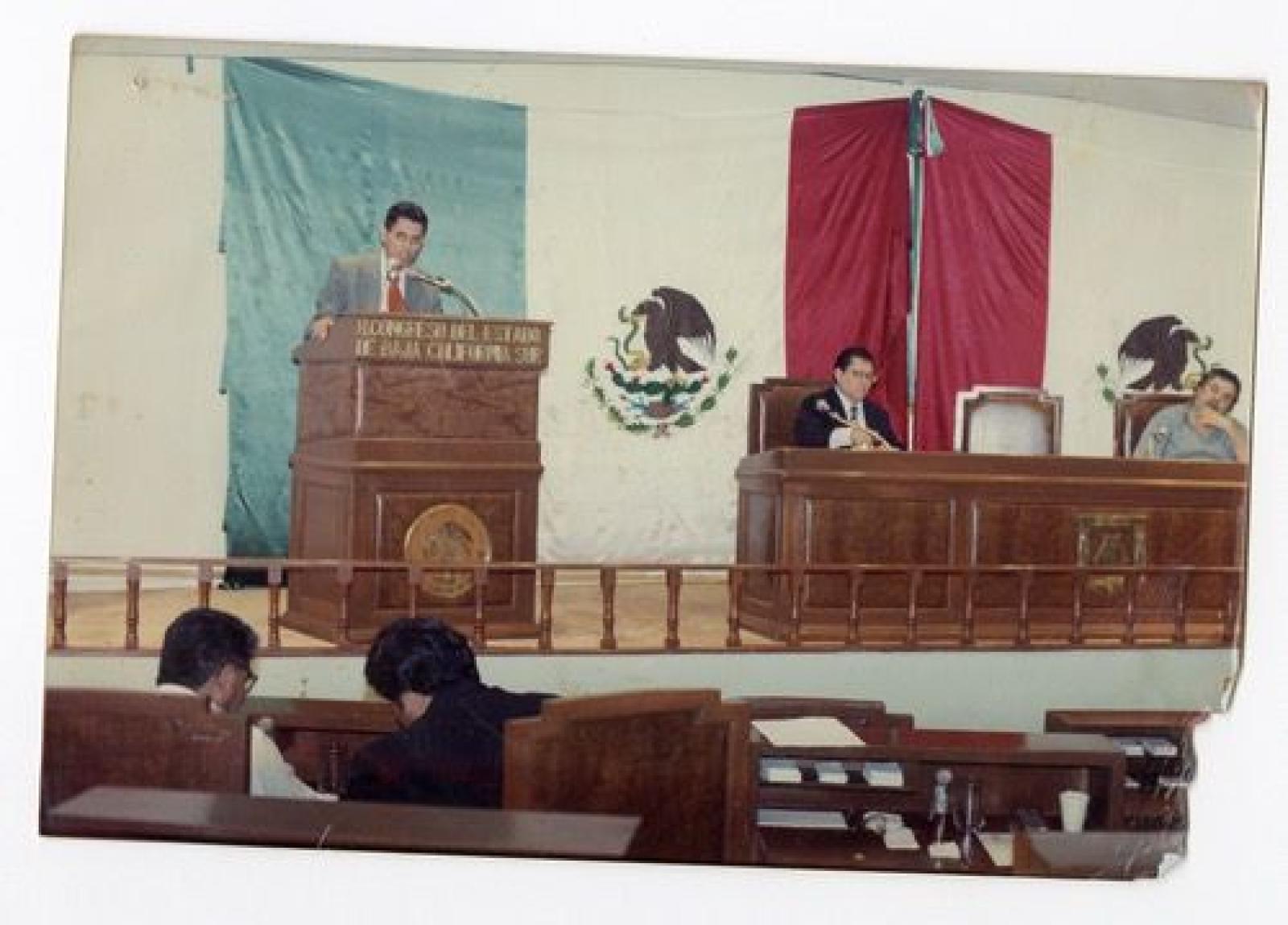 Valentín Castro Burgoin ofreciendo discurso en el atril del Congreso del Estado de Baja California Sur.