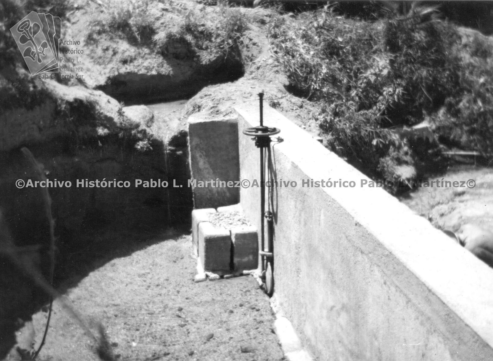 Vaso de almacenamiento mostrando el mecanismo de la compuerta y el filtro, para la instalación de agua potable en San Bartolo, Baja California.