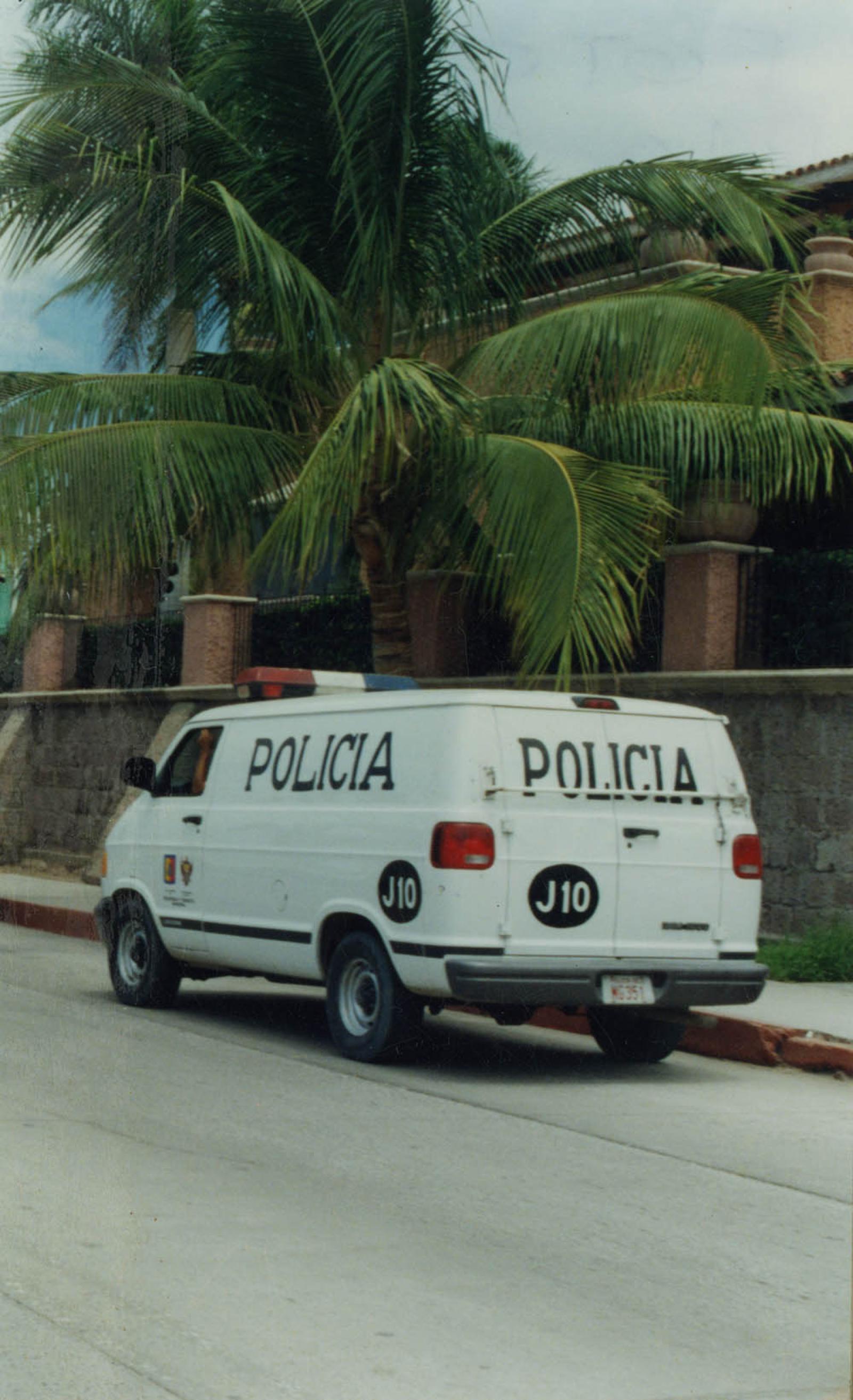 Vehículo de policía en vía pública.