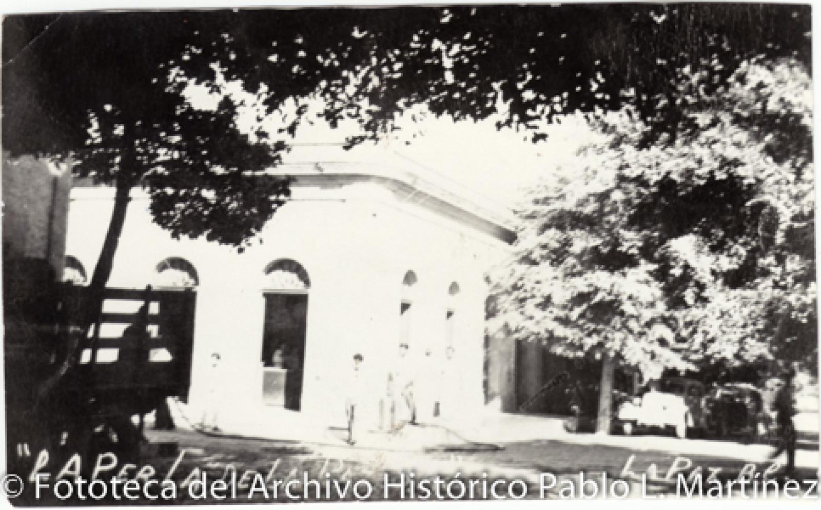 Vehículos frente al comercio “La Perla de La Paz” por el callejón Mijares y la calle Puerto.