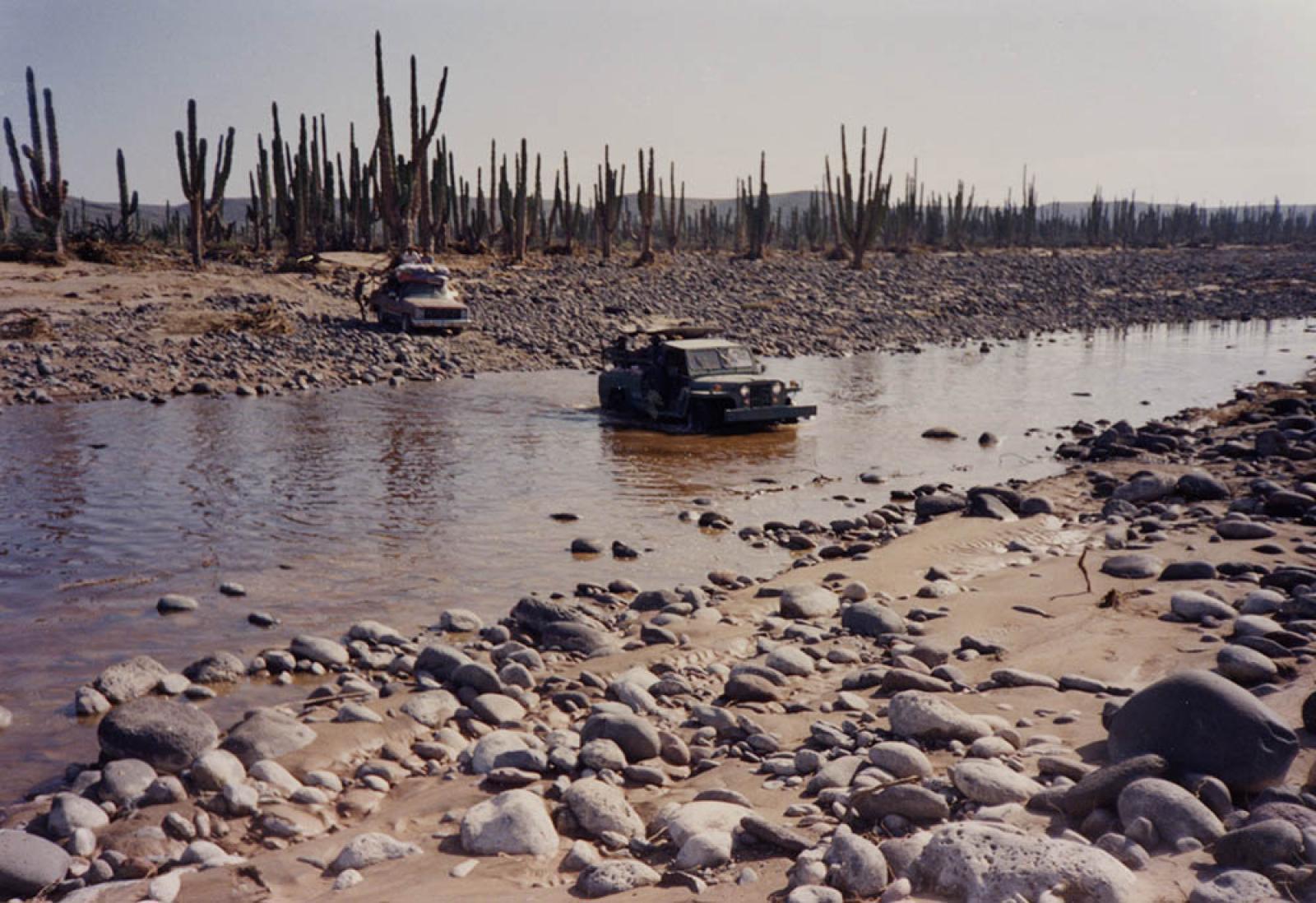 Vehículos militares cruzando un vado entre La Purísima, San Juanico y Cadeje, B.C.S.