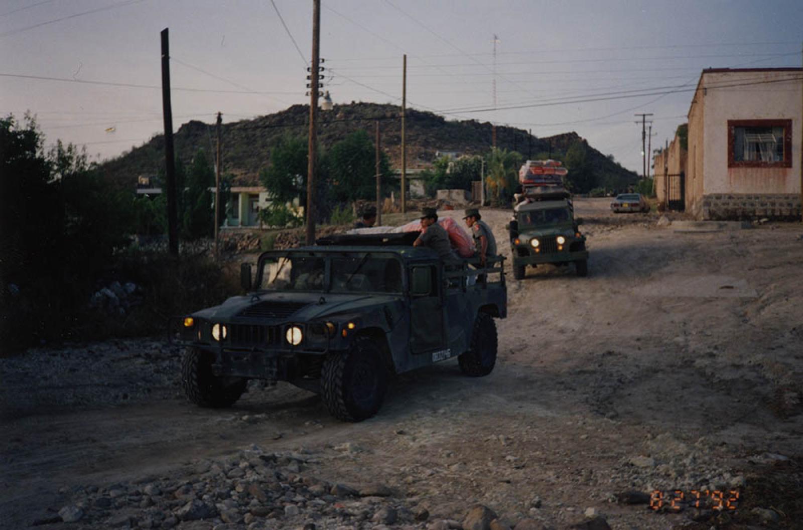 Vehículos militares llevando víveres en el área de San Juanico y Cadeje B.C.S.