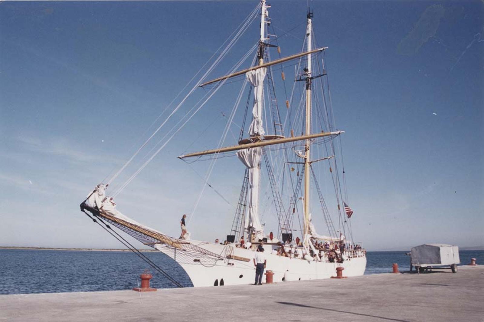 Velero norteamericano en muelle fiscal.