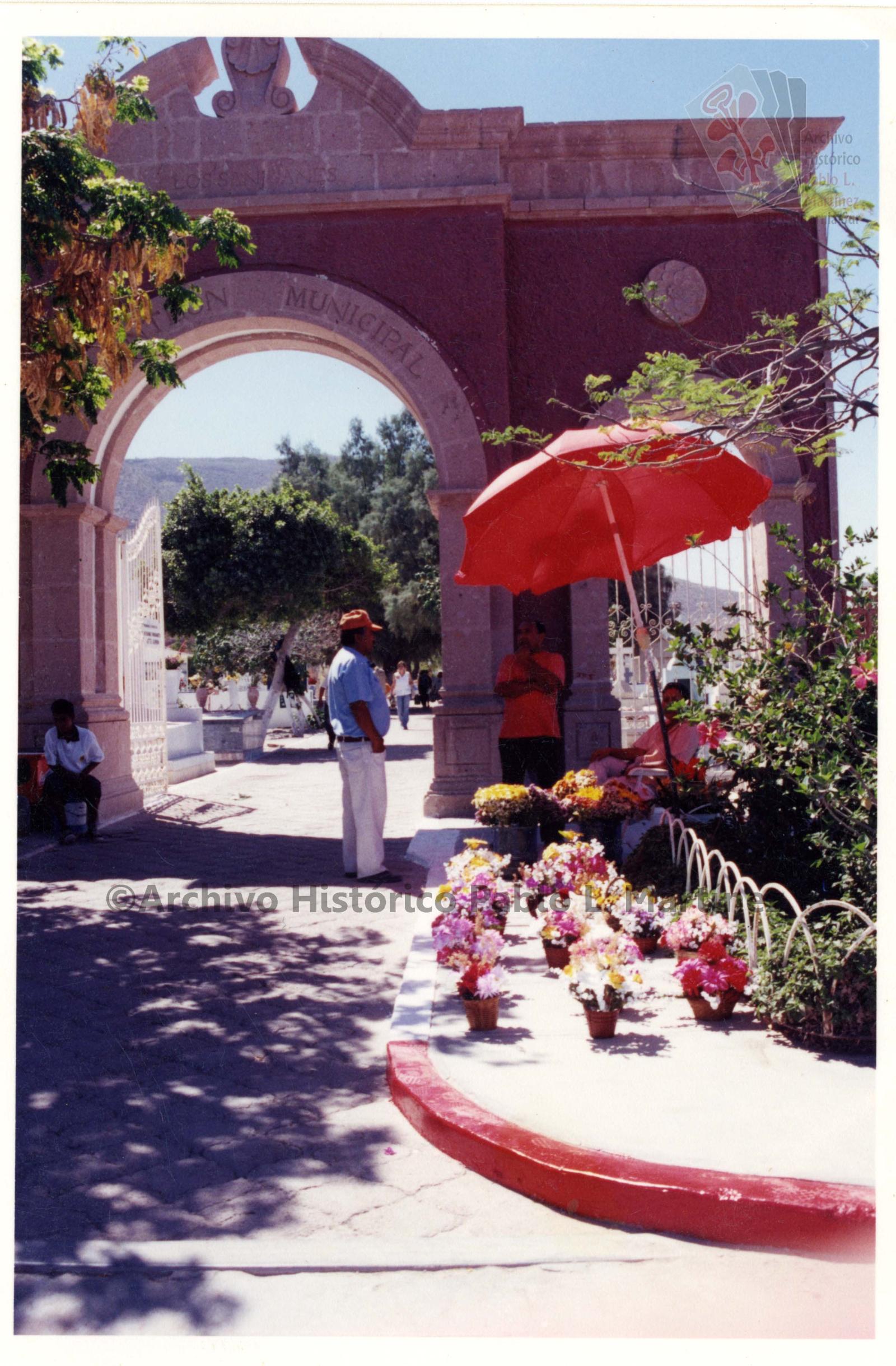 Venta de arreglos florales en el panteón de Los San Juanes. La Paz, Baja California Sur.