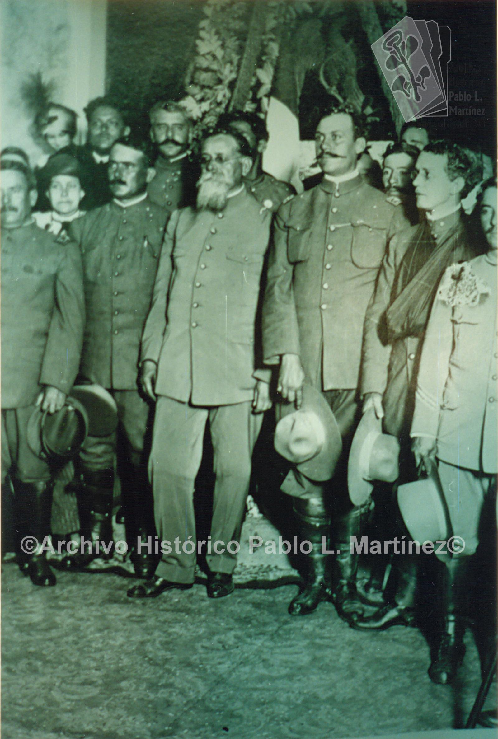 Venustiano Carranza y grupo en Palacio Nacional después de la entrada triunfal del jefe de la Revolución Constitucionalista.
