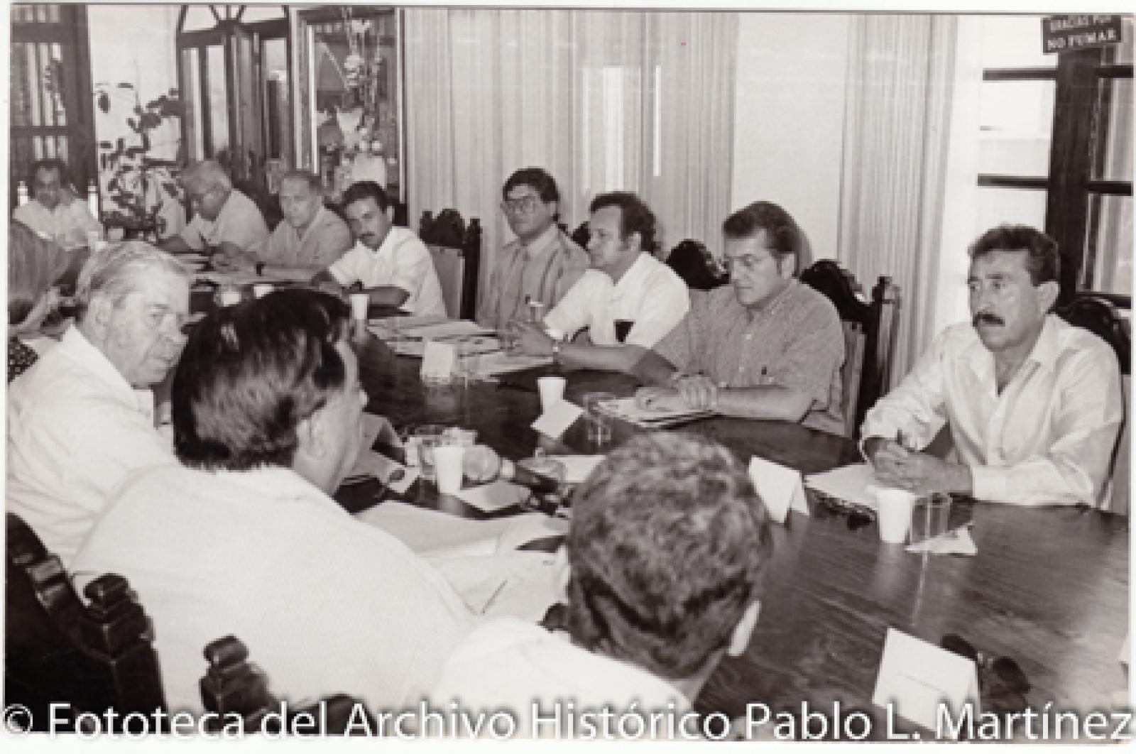 Víctor Liceaga y funcionarios en sala de juntas.
