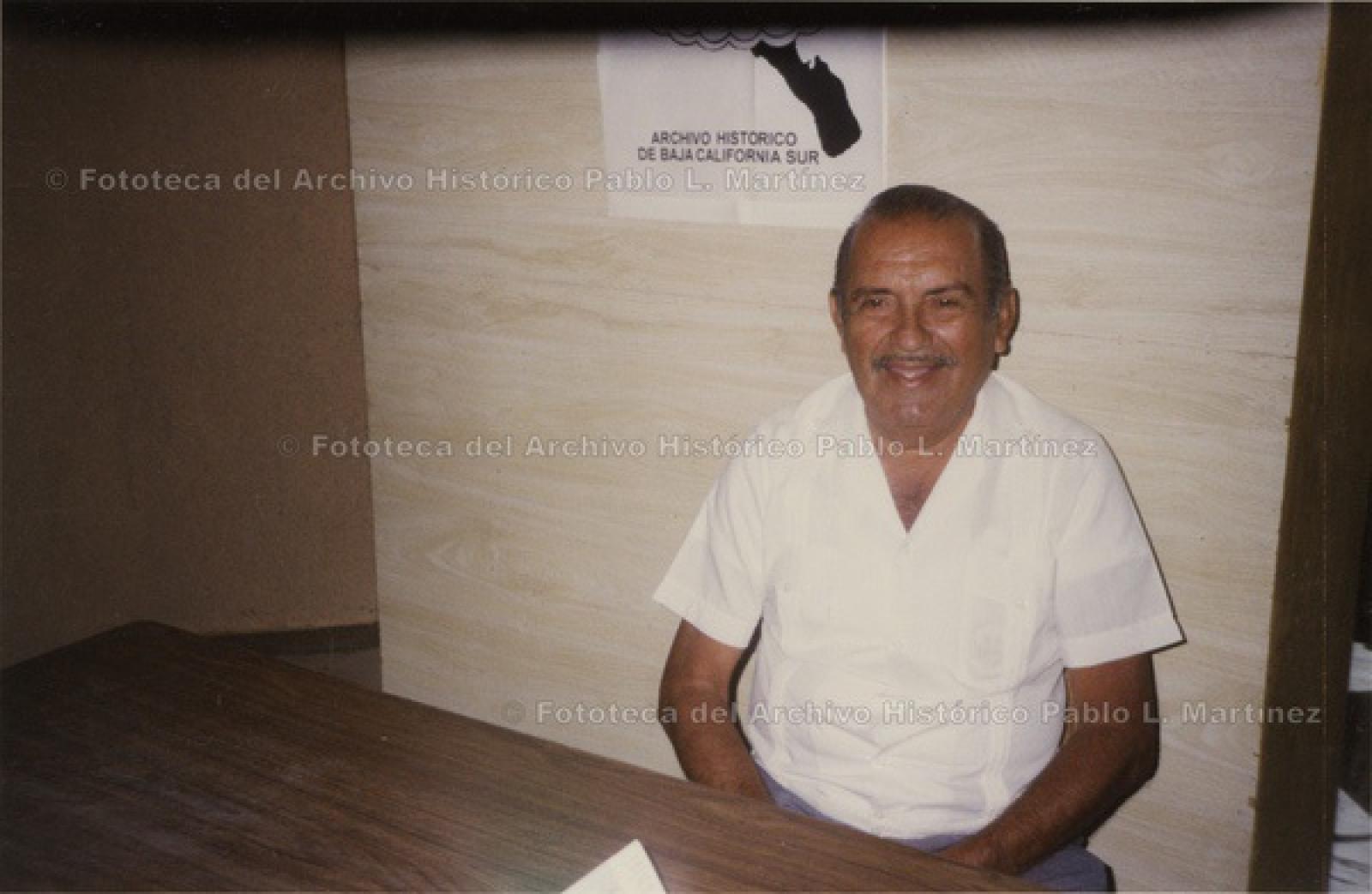 “Víctor Manuel Bancalari Estrada, catalogador de la sección de Procesos técnicos del archivo histórico Pablo L. Martínez.”
