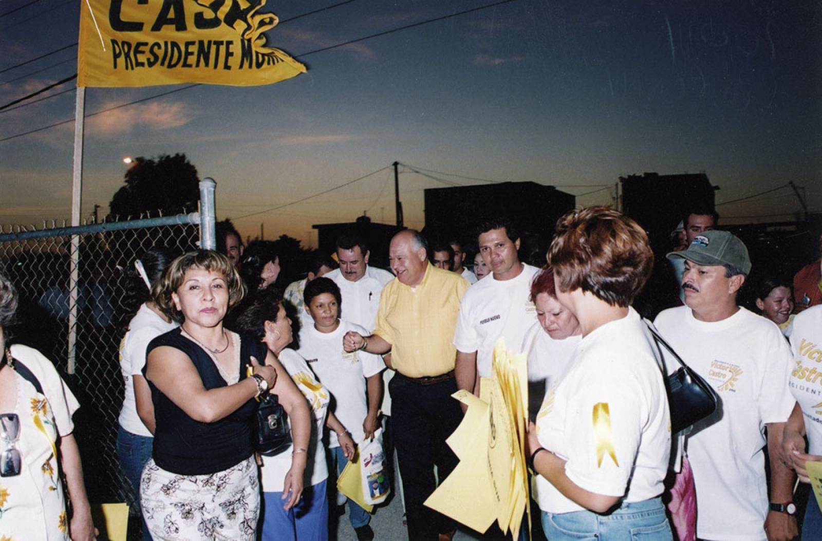 Víctor Manuel Castro Cosío, en campaña electoral para la presidencia municipal de La Paz.