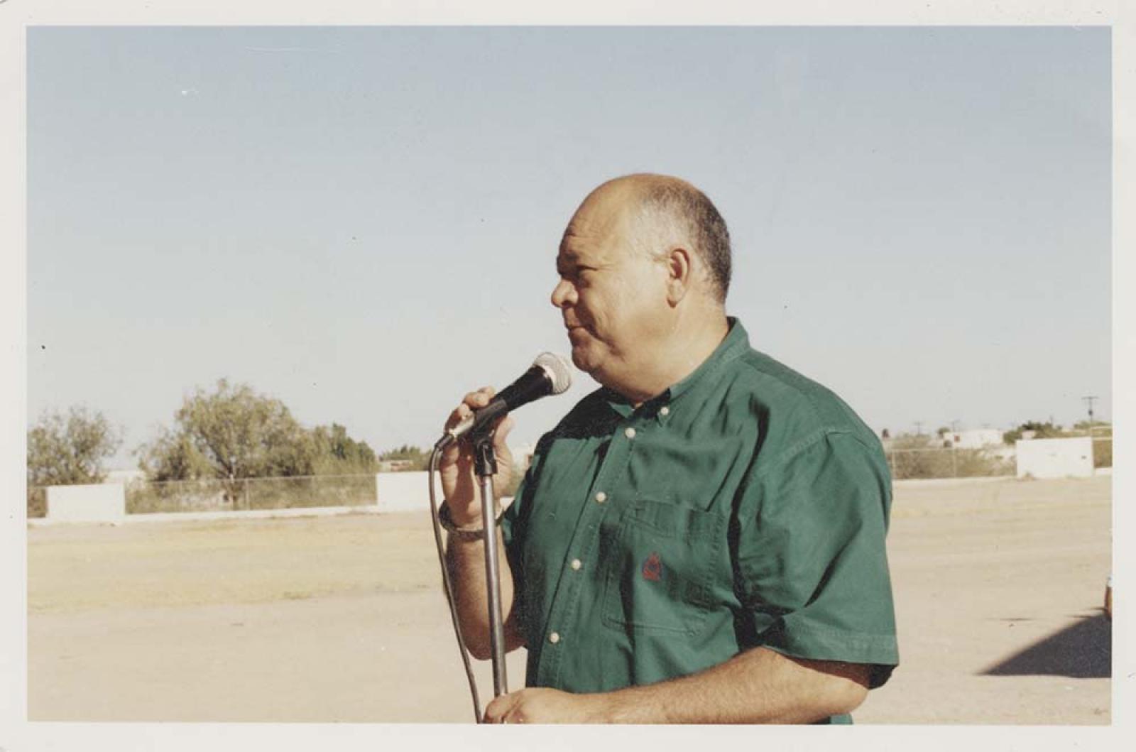 Víctor Manuel Castro Cosío, en campo deportivo.