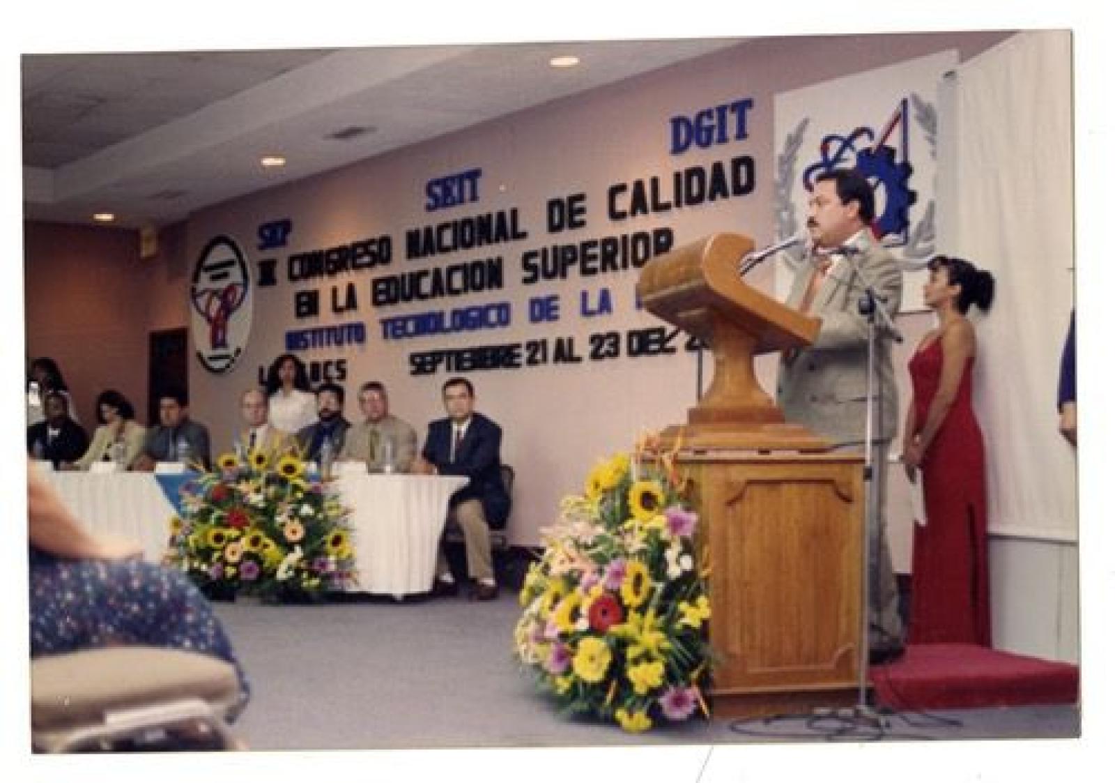 Víctor Manuel Guluarte Castro en evento sobre la educación superior.
