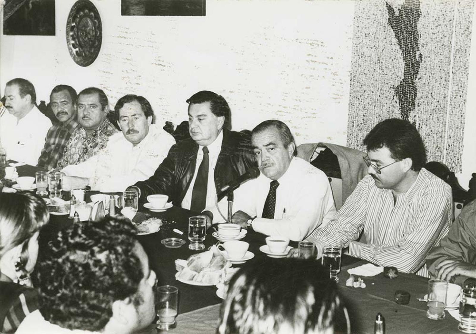 Víctor Manuel Liceaga, Antonio Wilson y funcionarios en reunión.