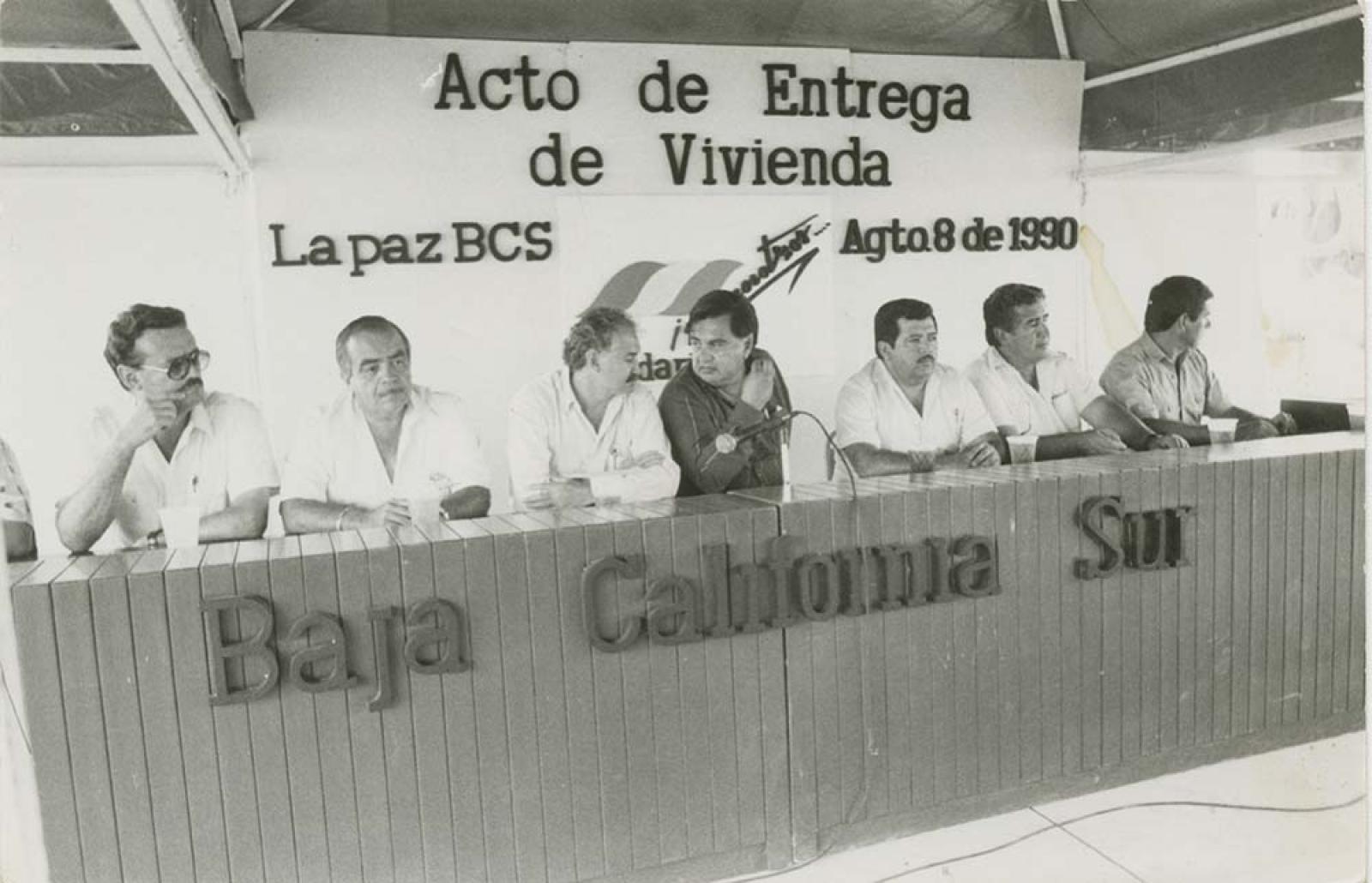 Víctor Manuel Liceaga en entrega de viviendas.