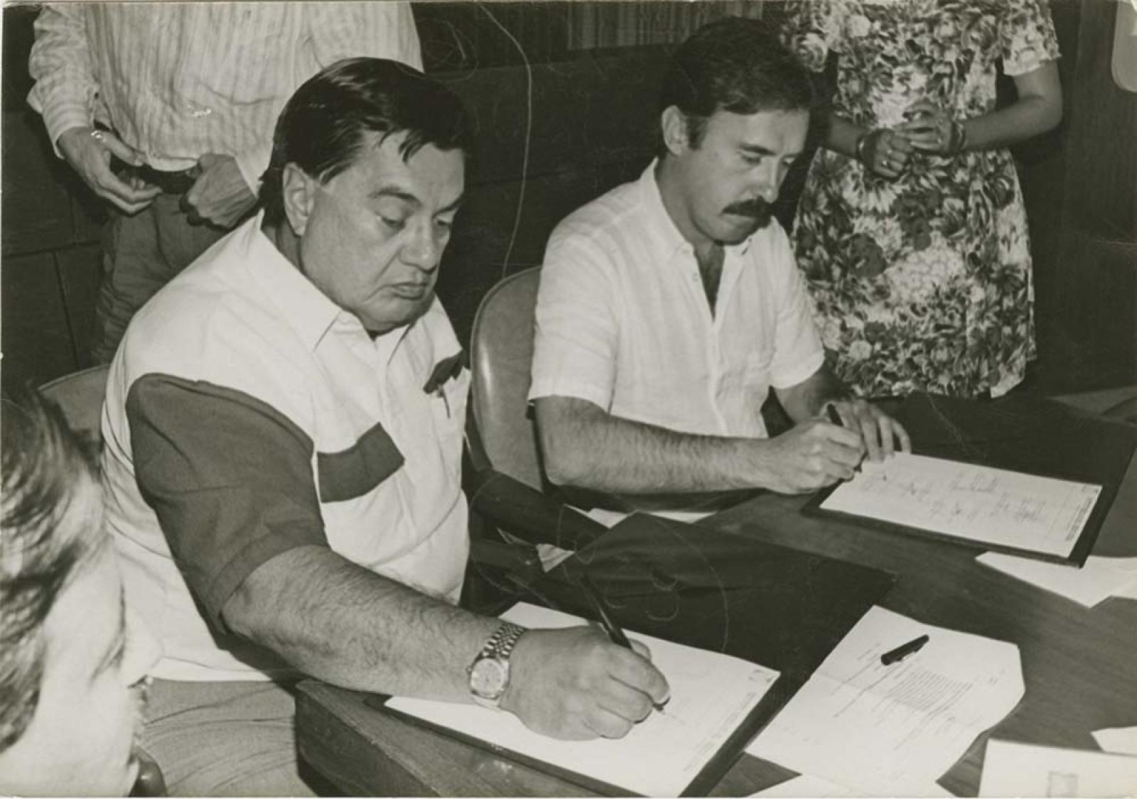 Víctor Manuel Liceaga en firma de documentos.