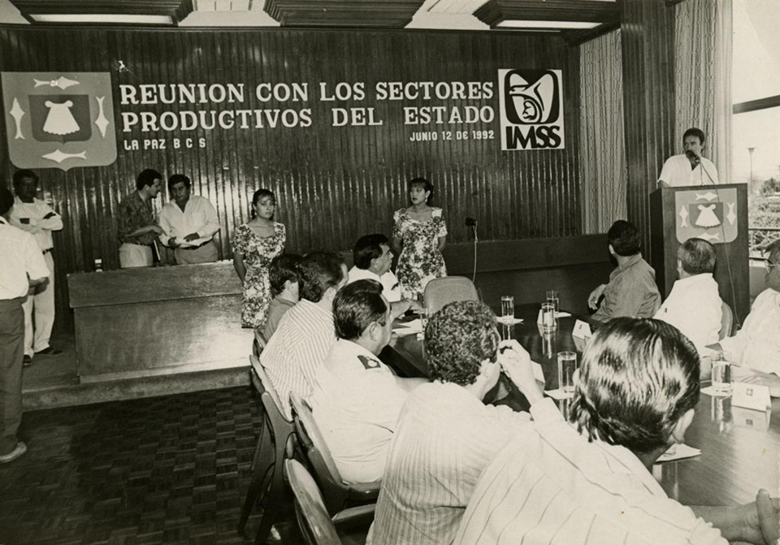 “Víctor Manuel Liceaga en reunión con los sectores productivos del estado”.