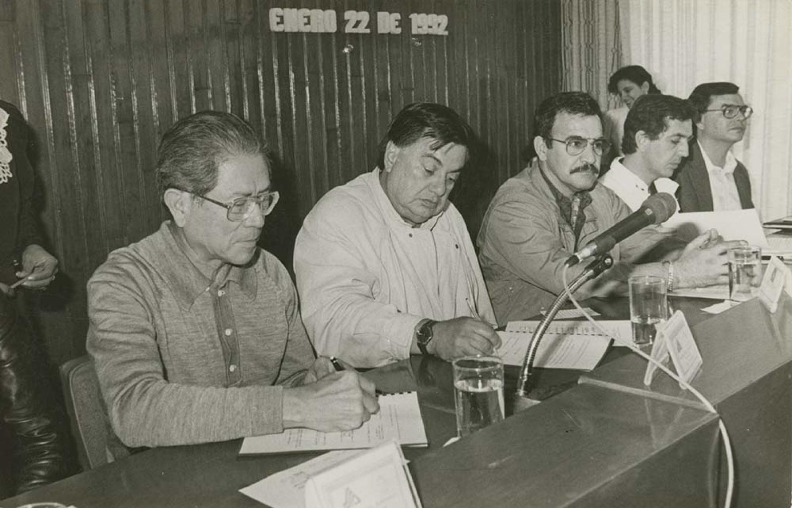 Víctor Manuel Liceaga en reunión de trabajo.