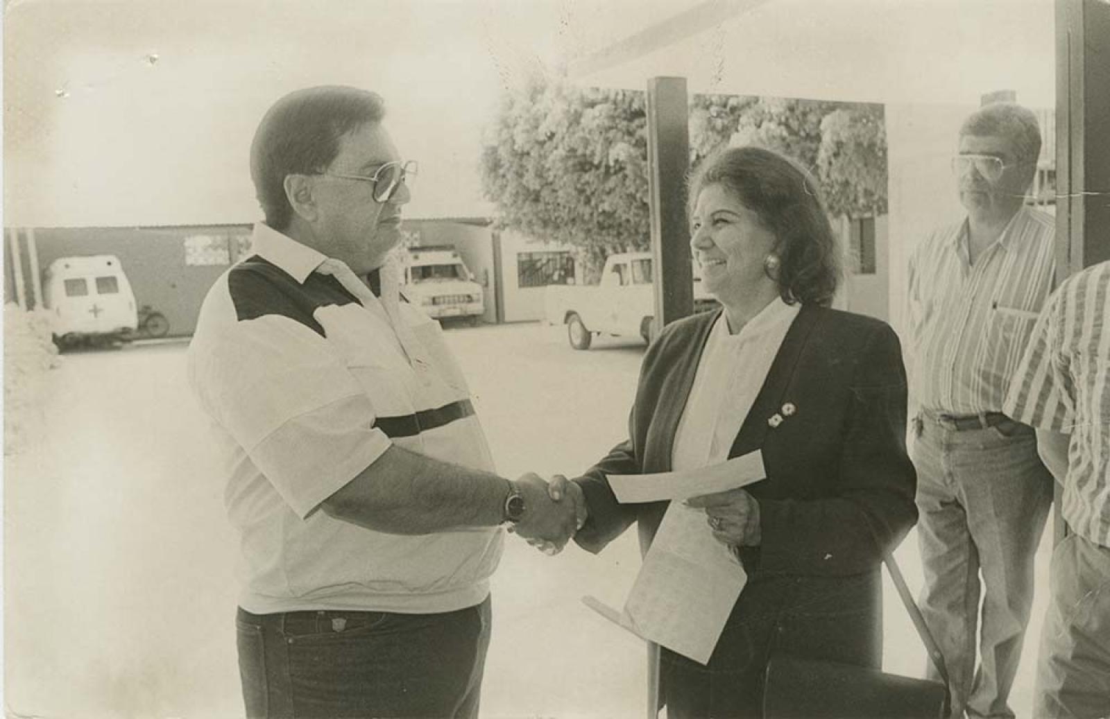 Víctor Manuel Liceaga entrega donativo a La Cruz Roja.