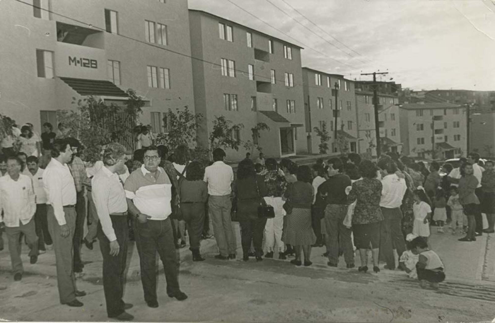 Víctor Manuel Liceaga frente a conjunto habitacional.