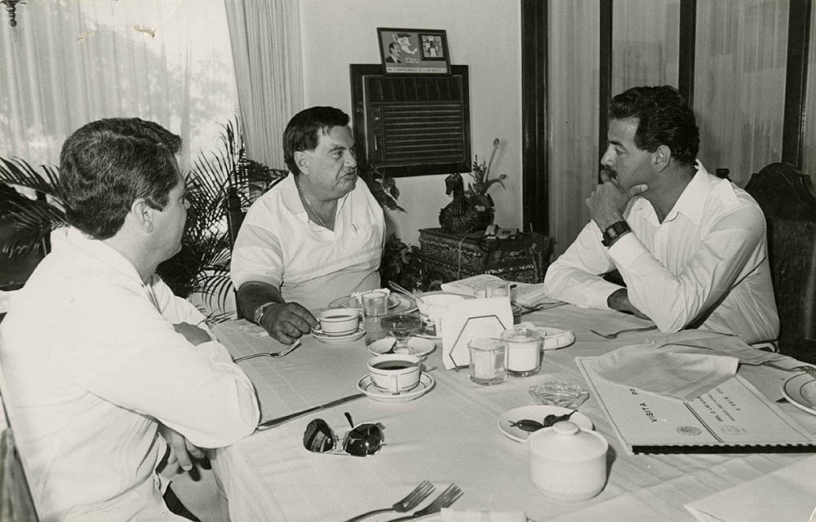 Víctor Manuel Liceaga Ruibal y acompañantes en comedor.