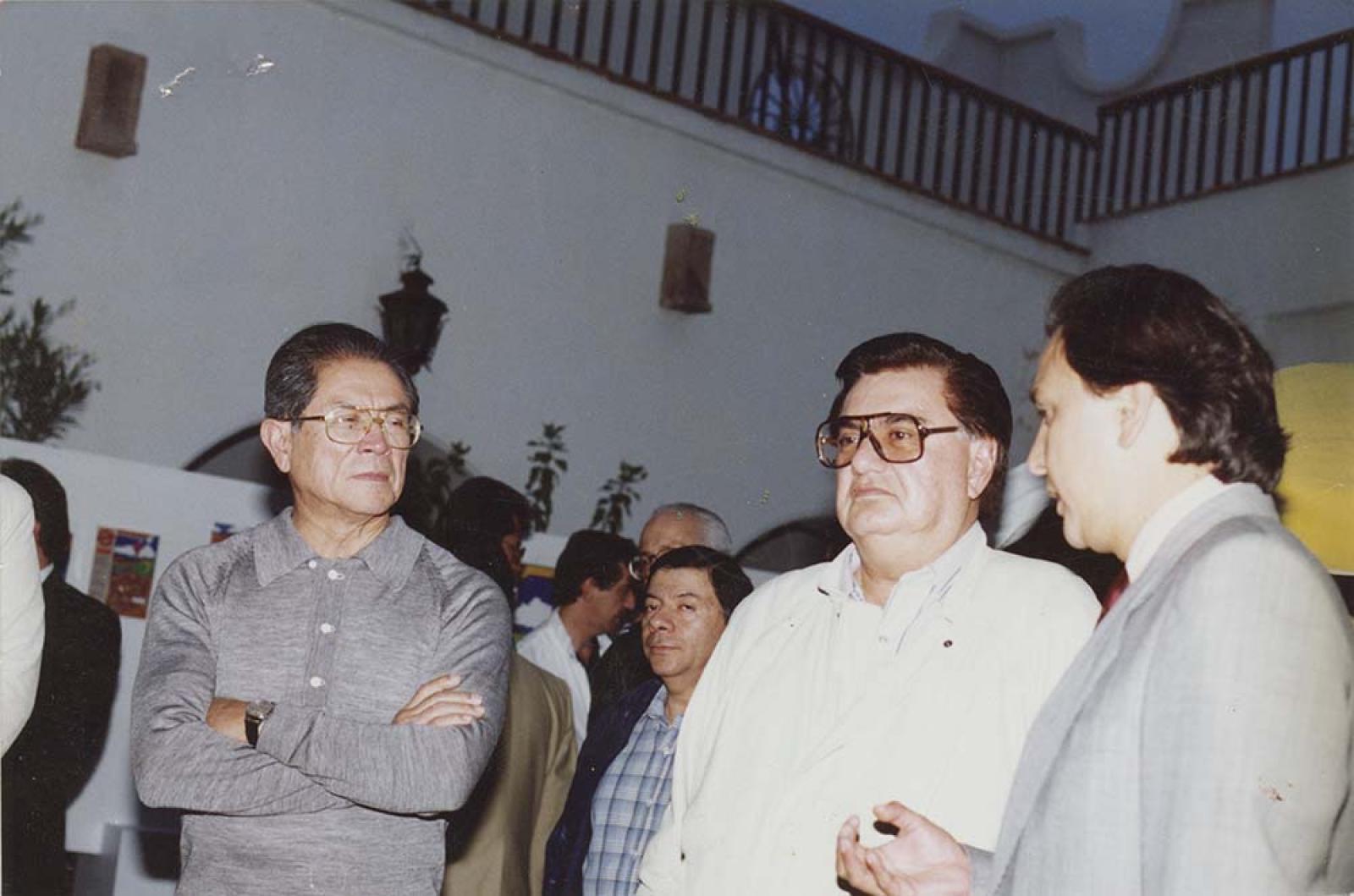 Víctor Manuel Liceaga Ruibal y acompañantes en evento social.