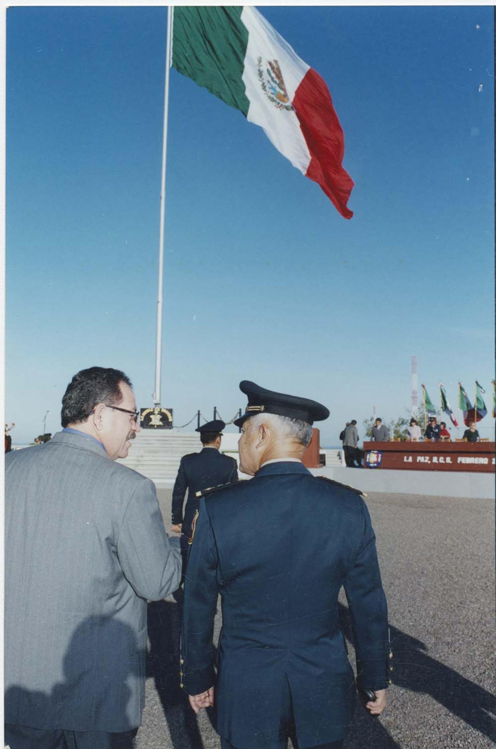 Víctor Manuel Lizárraga, en ceremonia militar.