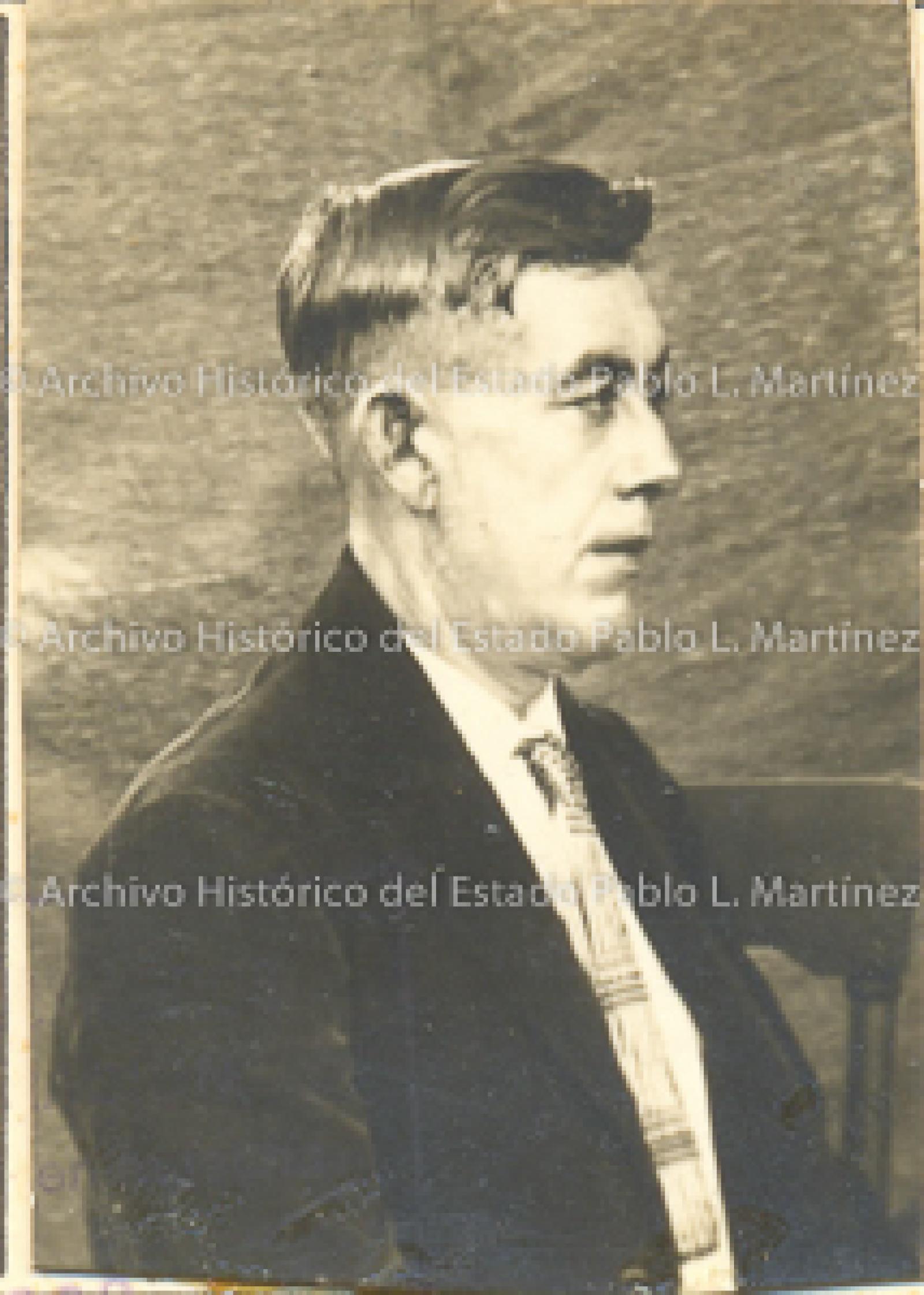 Victoriano Castro de perfil.