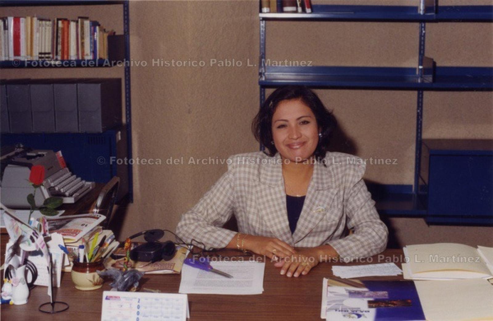 “Virginia Eduviges Núñez, en la sección de Servicio a Usuarios del Archivo Histórico Pablo L. Martínez”.