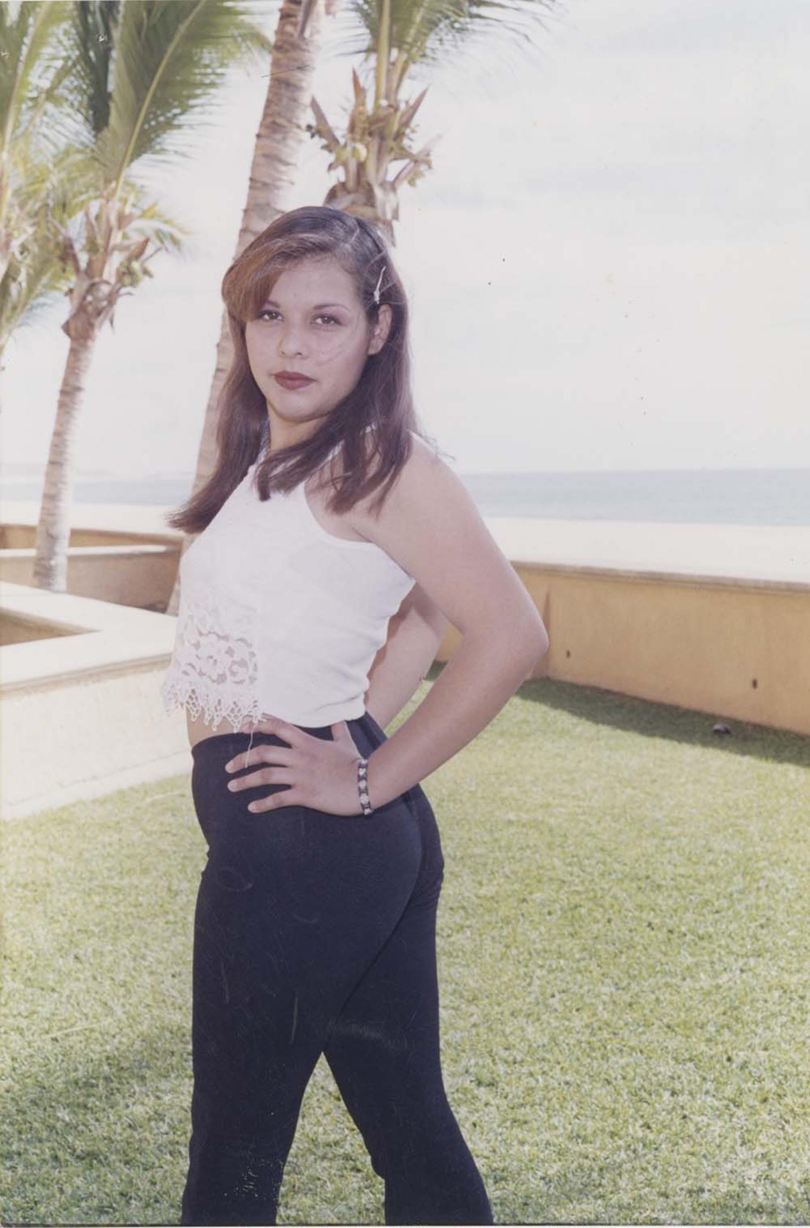 “Viridiana Vélez Gutiérrez, candidata a reina de las fiestas de San José del Cabo, Baja California Sur, 1999”.