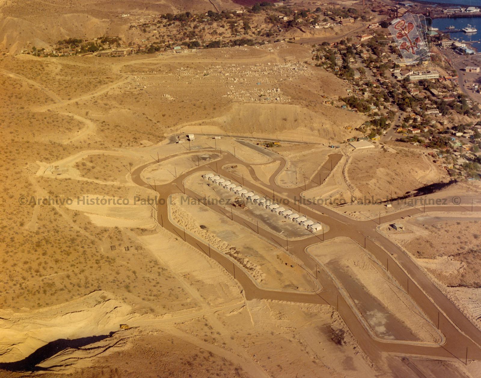 Vista aérea de un conjunto habitacional recién construido en Santa Rosalía, Baja California Sur.